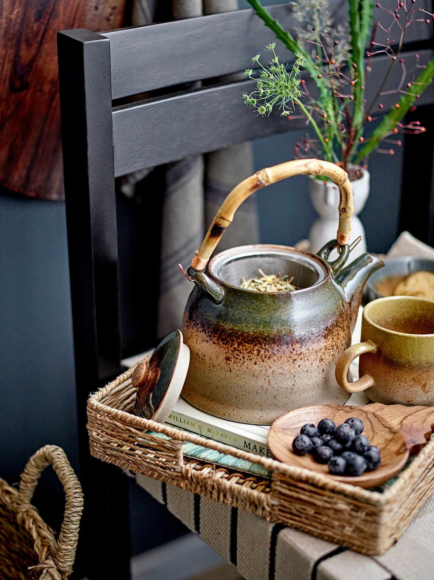 Bloomingville Aura Teapot W/Teastrainer, Green, Porselain