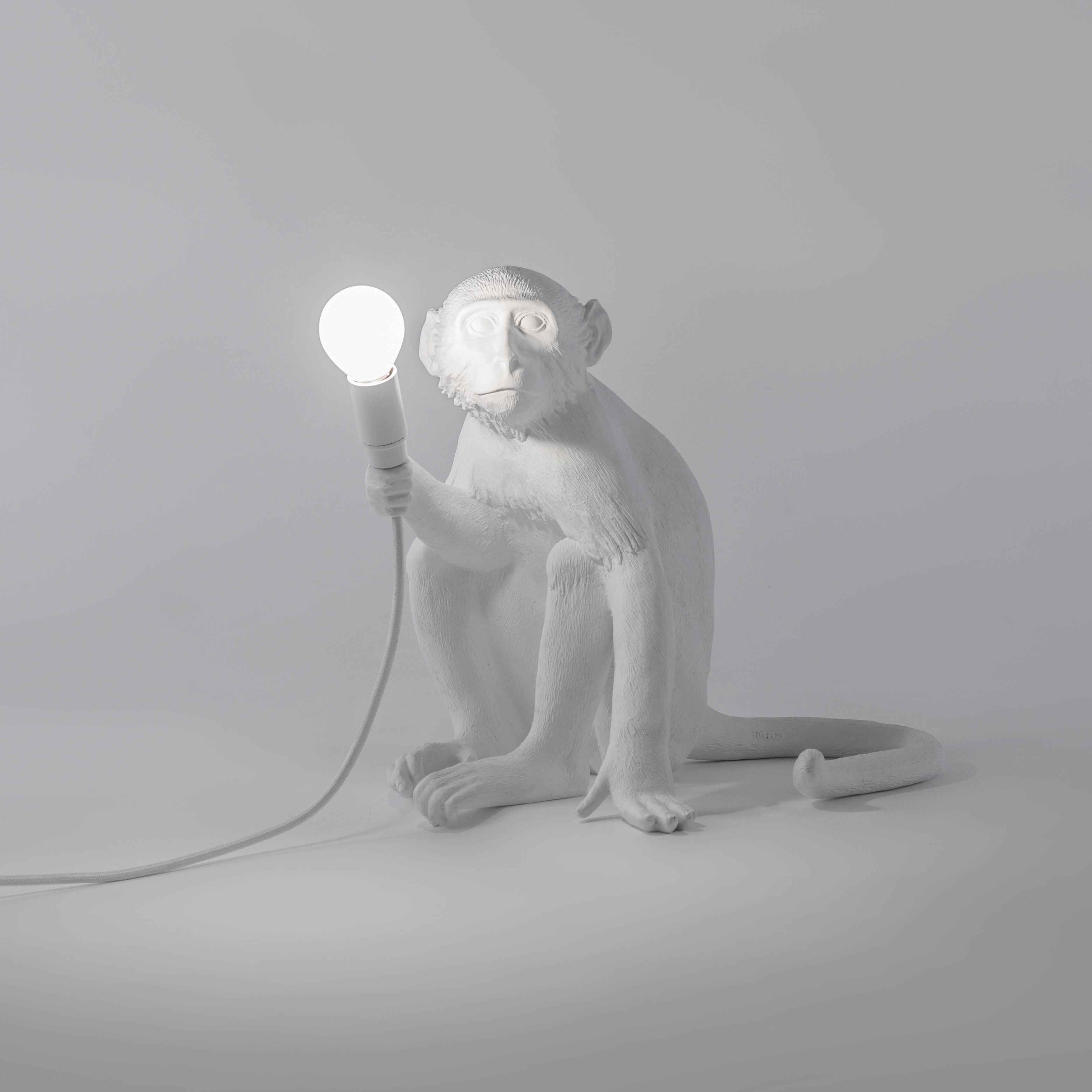 Seletti Affenlampe weiß, sitzend