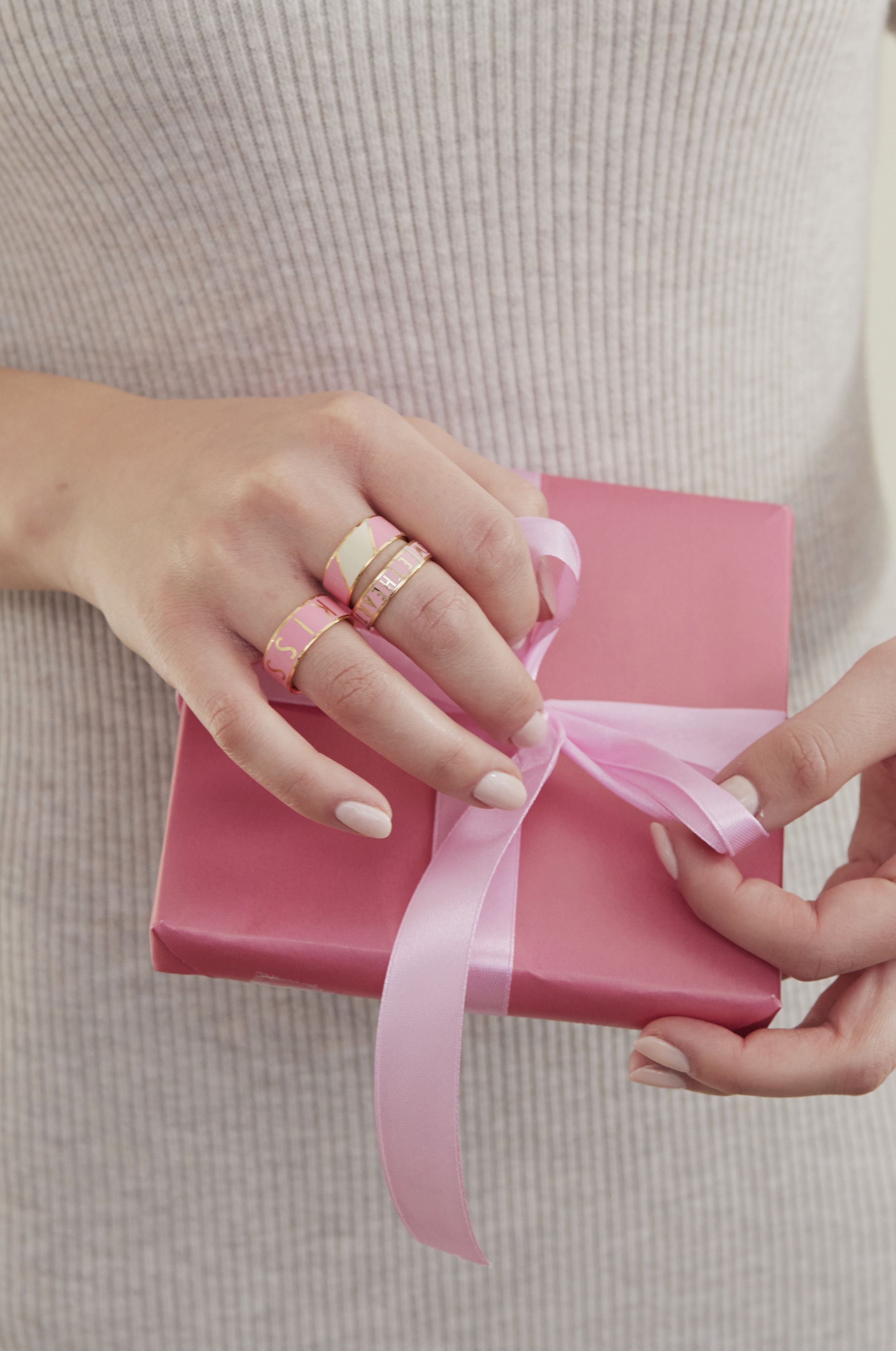 Letras de diseño anillo de dulces a rayas grandes, rosa/blanco