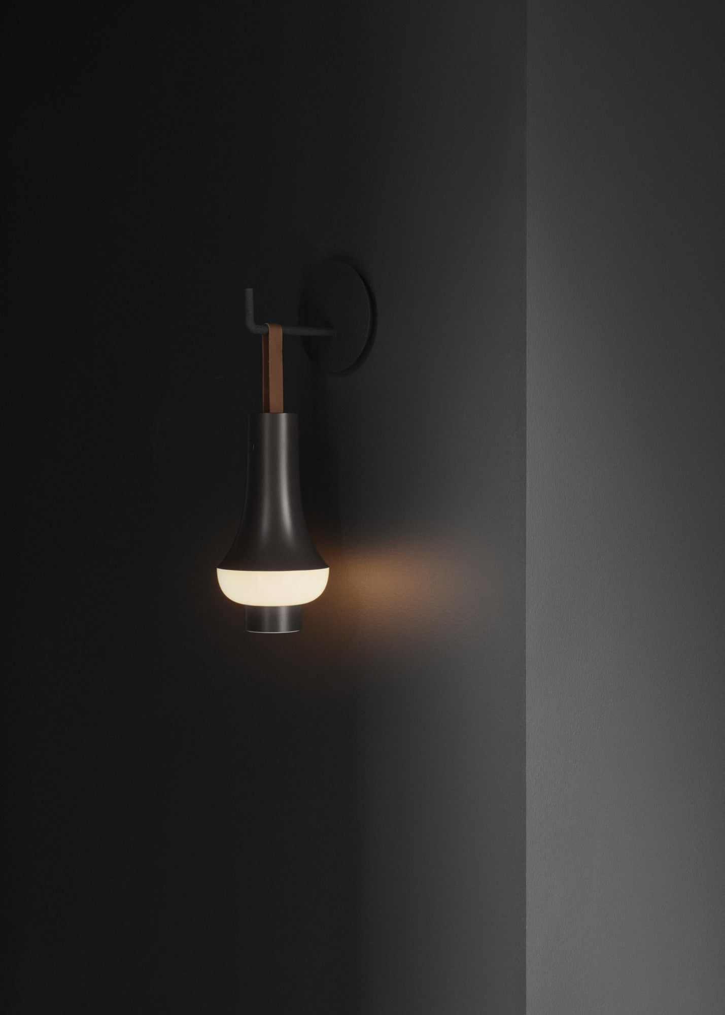 Lampada portatile di Louis Poulsen Tomoshi, marrone scuro