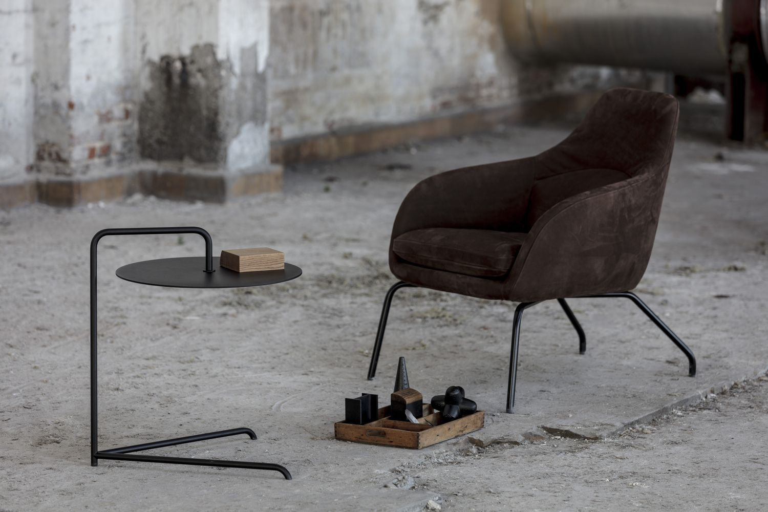 Bent Hansen Asento Lounge stol, børstet stål/sort Adrian læderramme