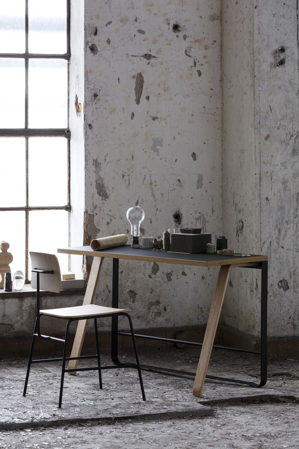 Bent Hansen Hemingway Desk med skuff L 120 cm, matt lakkert eik/svart linoleum