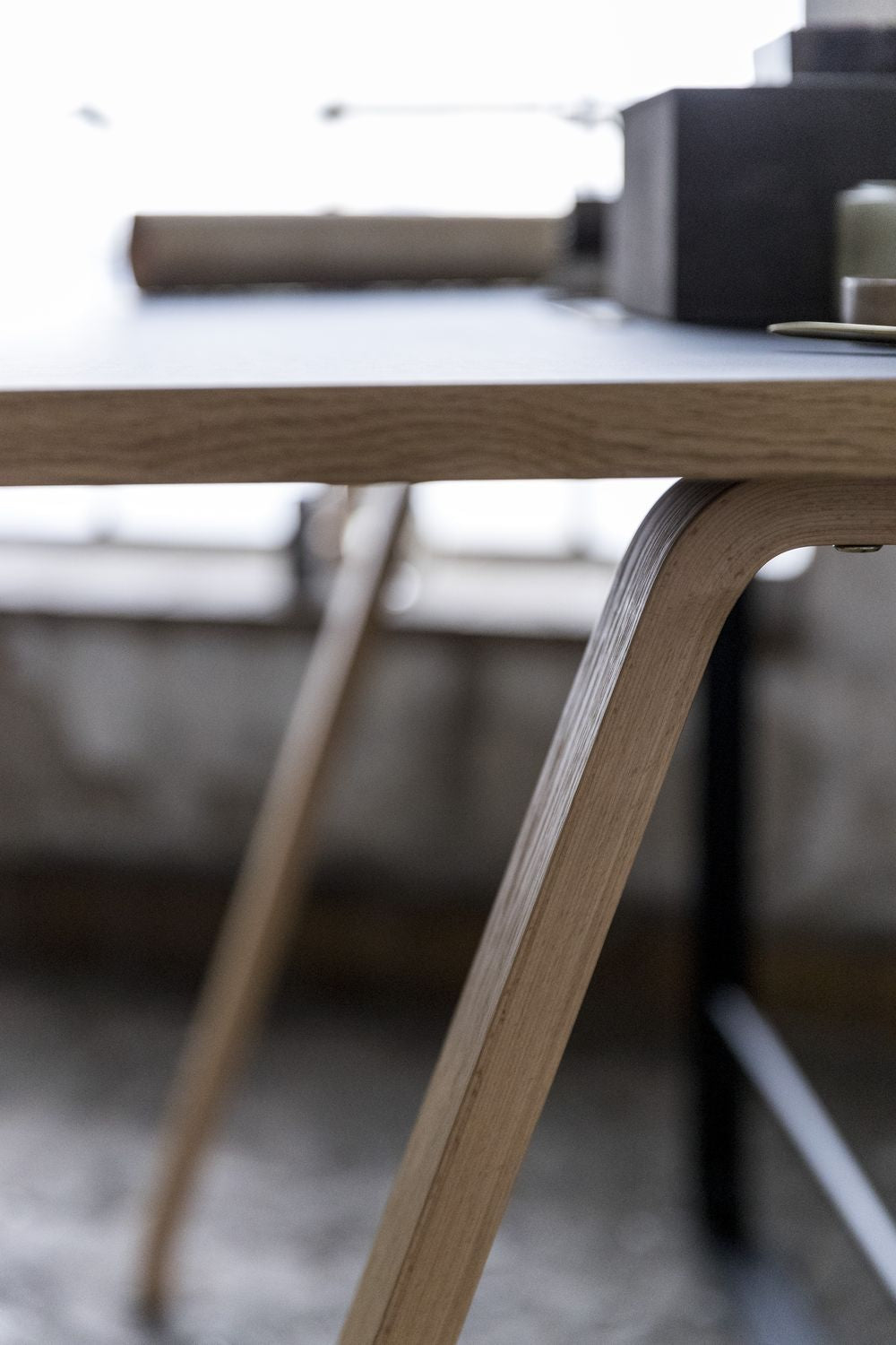 Bent Hansen Hemingway Desk med skuff L 120 cm, matt lakkert eik/svart linoleum
