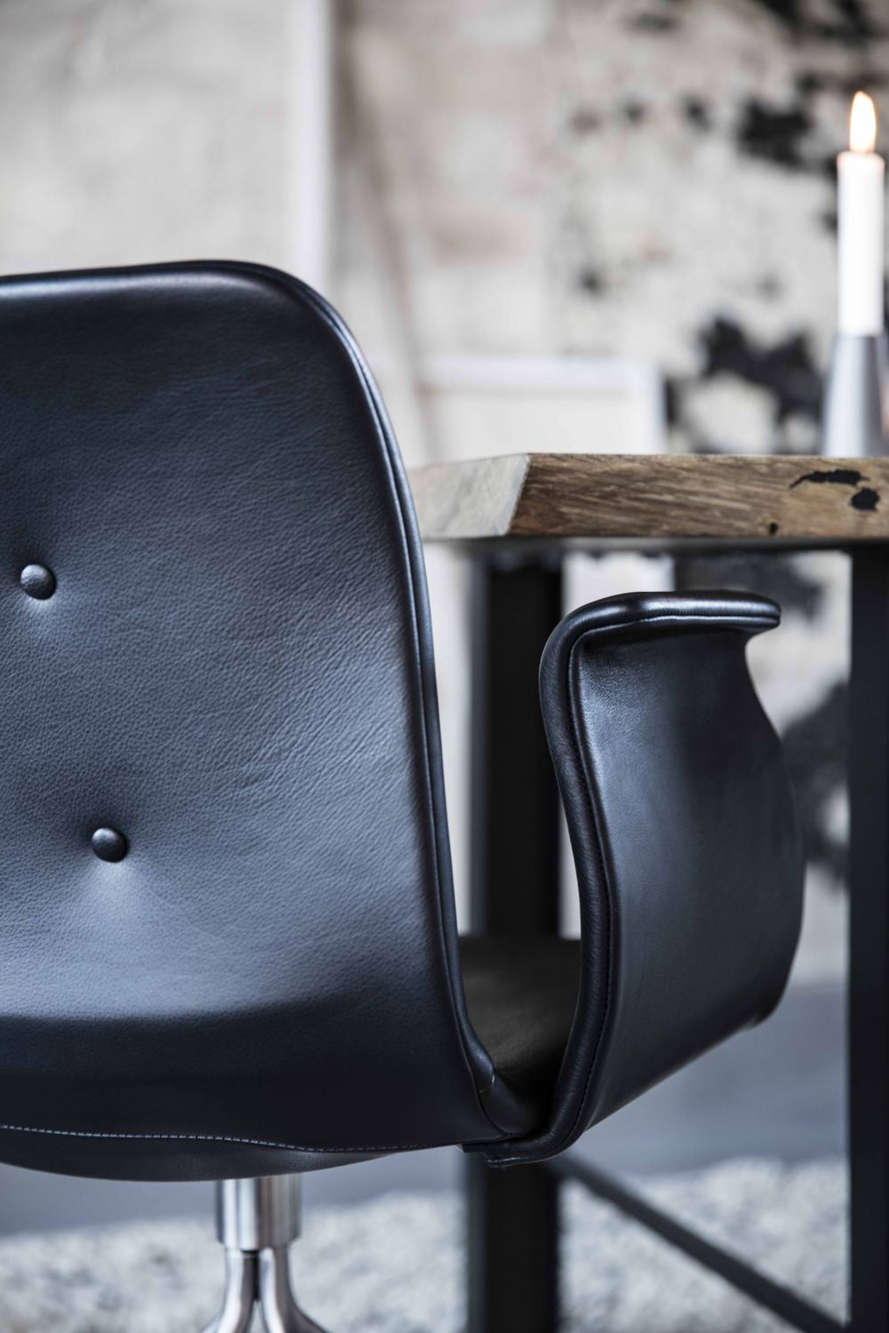 Bent Hansen Primum -Stuhl mit Armlehnen schwarzer Radrahmen, schwarzes Zenso -Leder