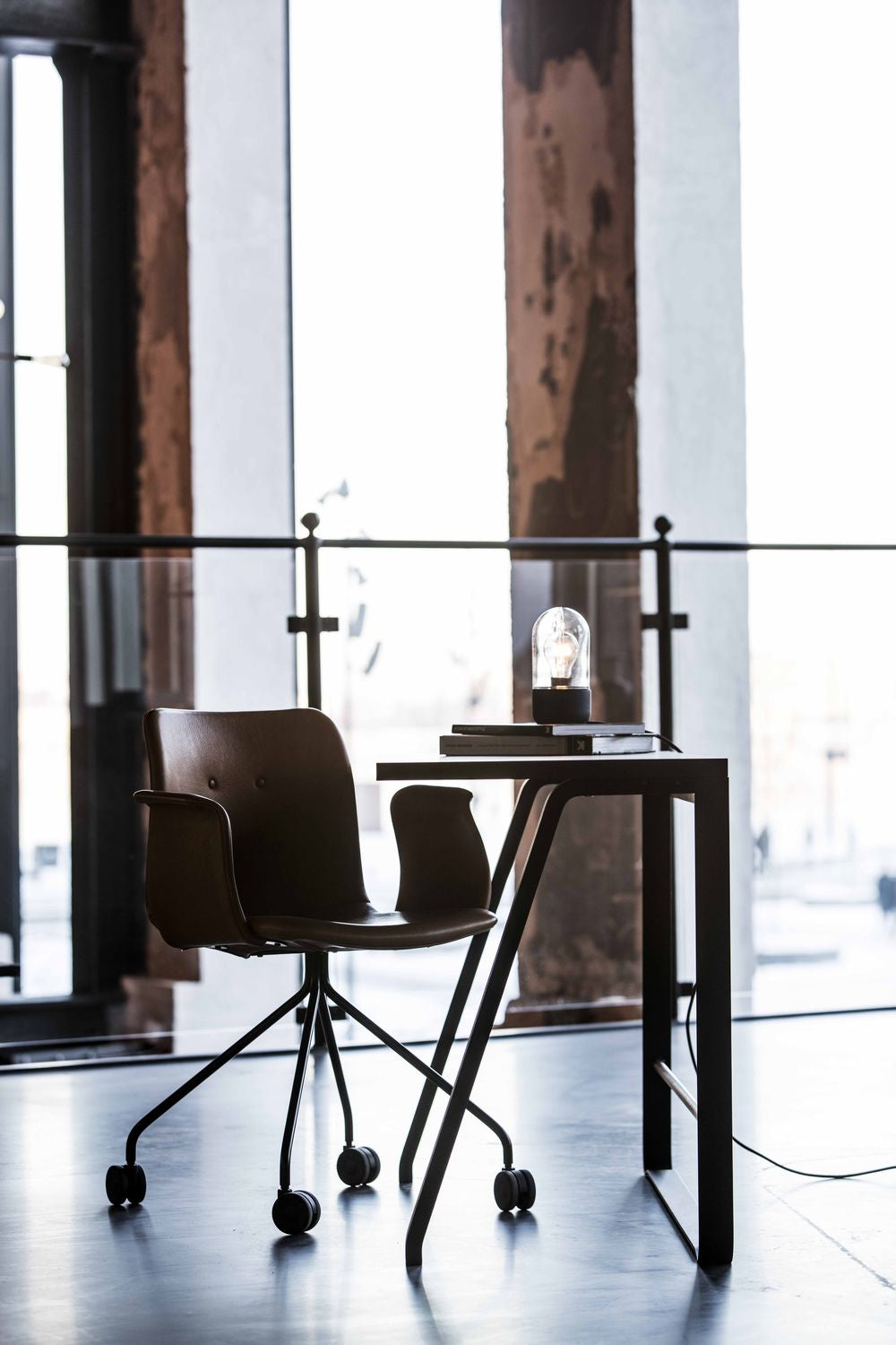 Bent Hansen Primum stol med armlæns rustfrit stålramme, Brandy Davos læder