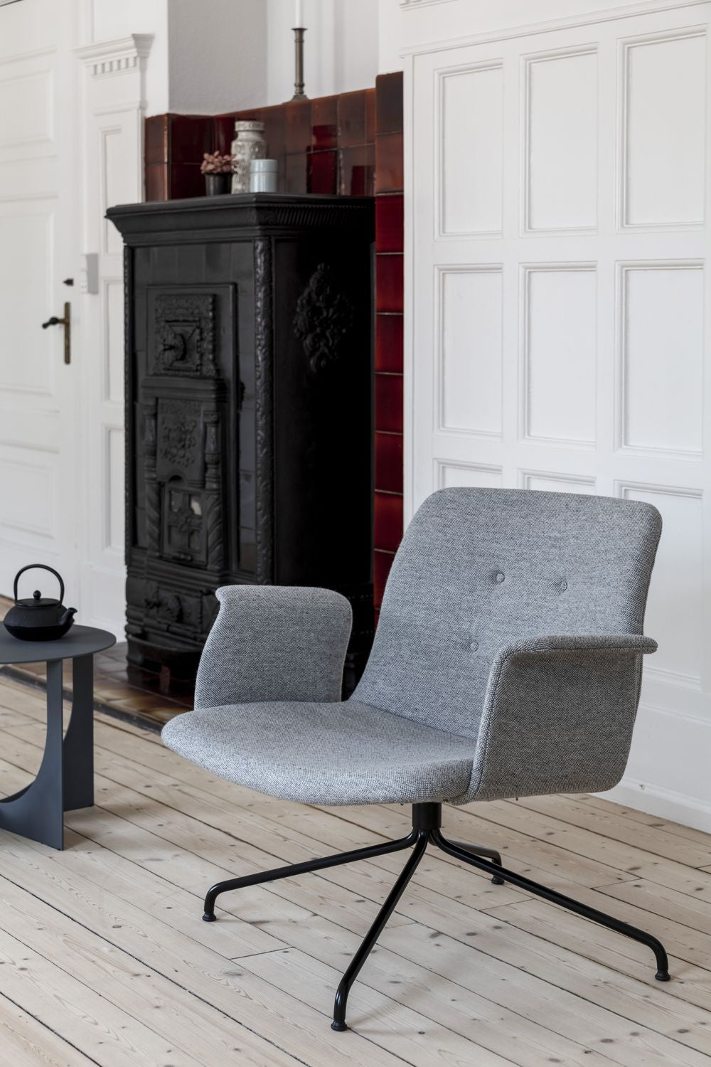 弯曲的Hansen Primum Lounge椅子，带有扶手，黑色框架/Cognac Adrian皮革