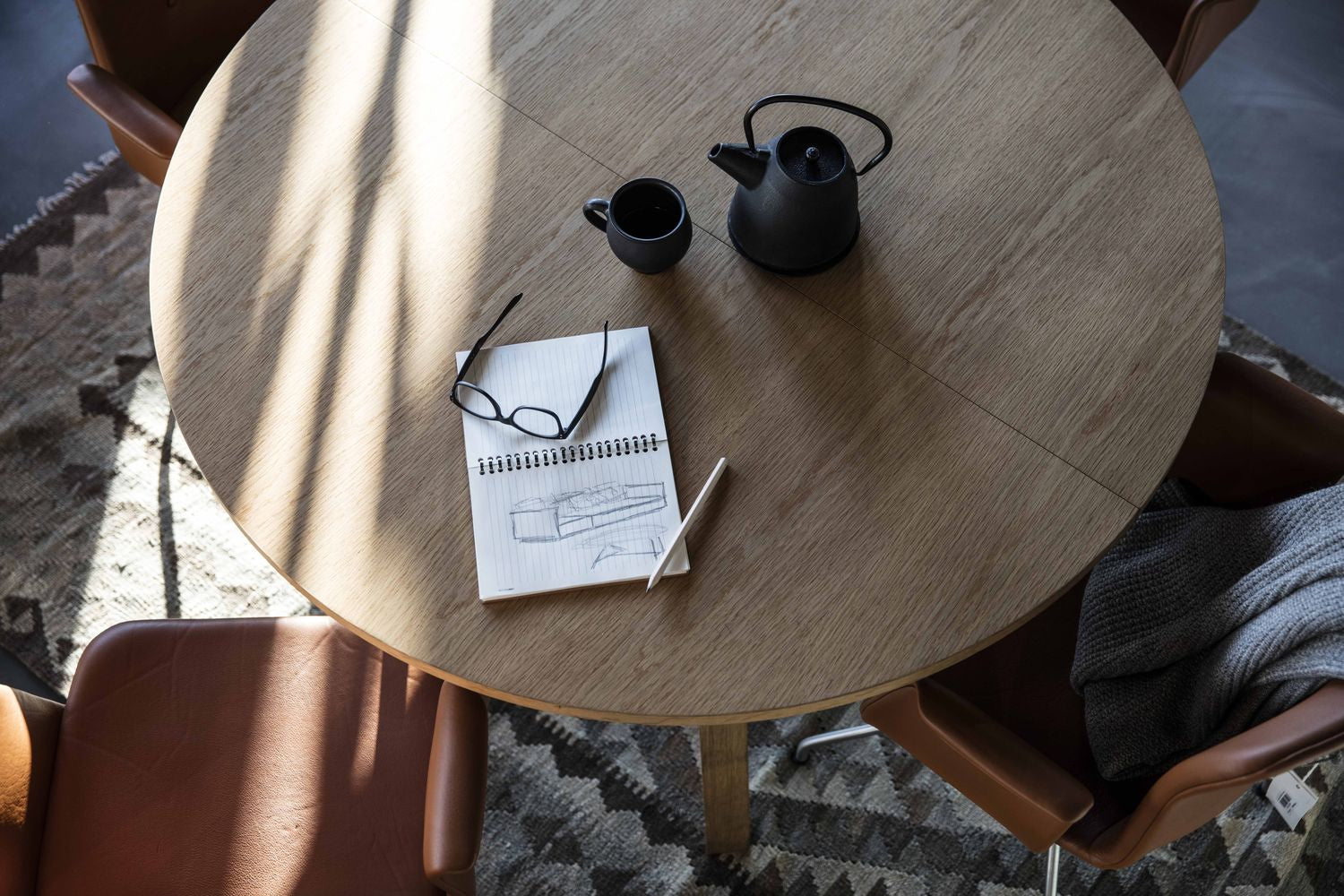 弯曲的Hansen Primum桌子，黑色油毡黑色粉末涂层钢/台面的桌子腿