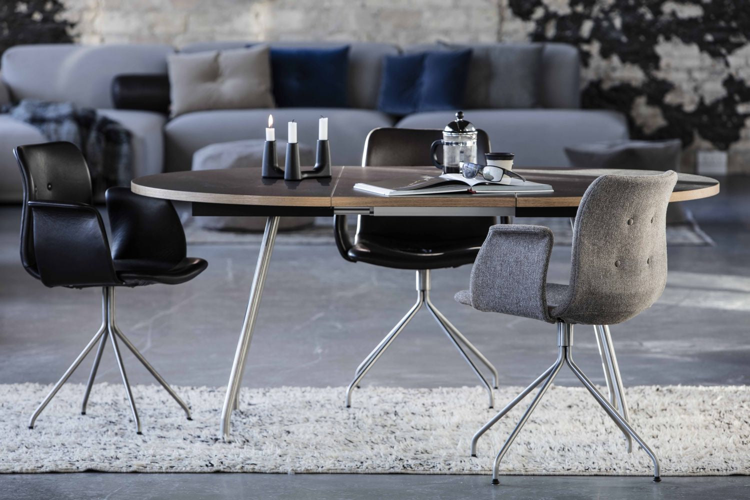 Bent Hansen Primum -bord, bordben i svart pulverlakkert stål/benkeplate i svart linoleum