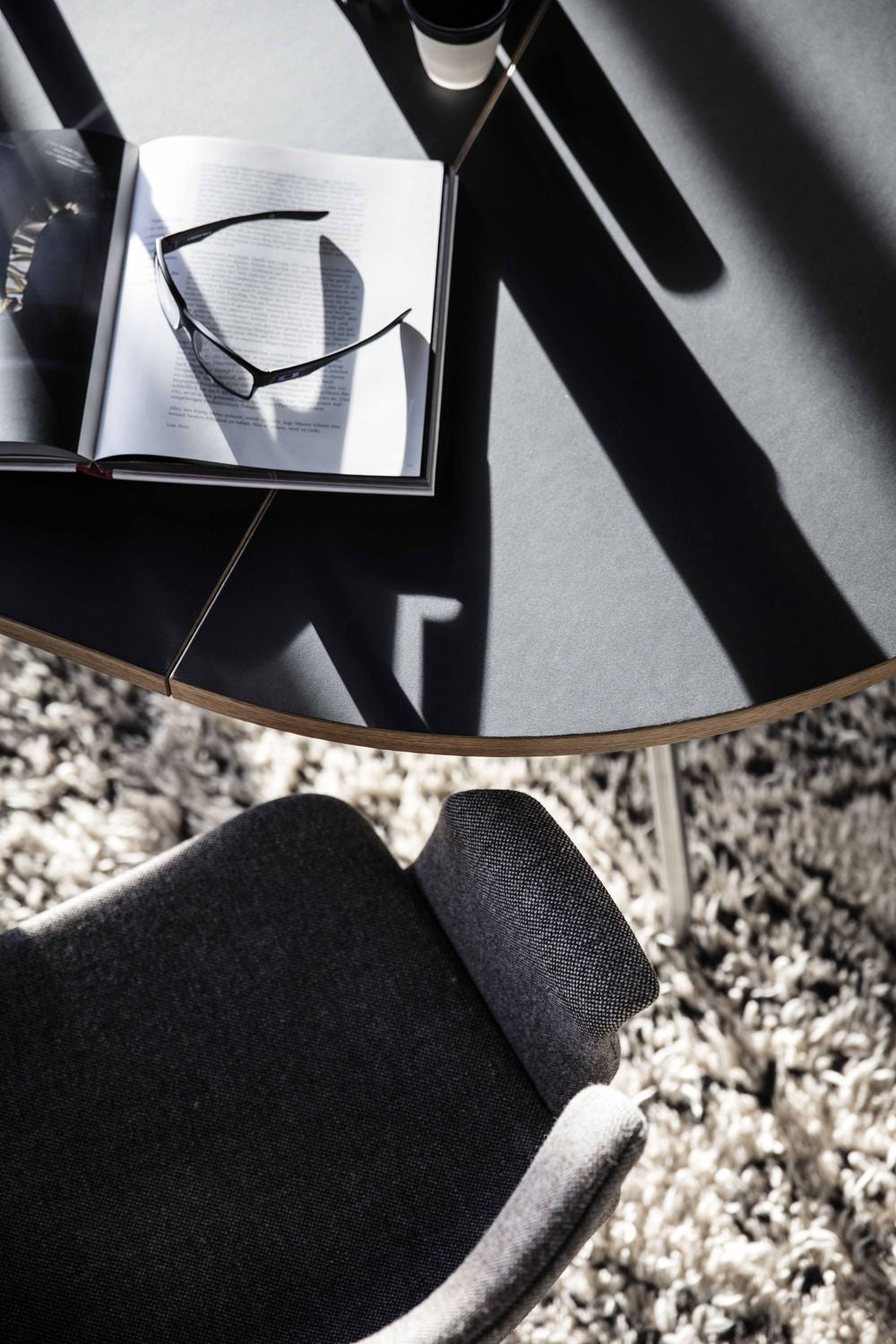 弯曲的Hansen Primum桌子，黑色油毡黑色粉末涂层钢/台面的桌子腿