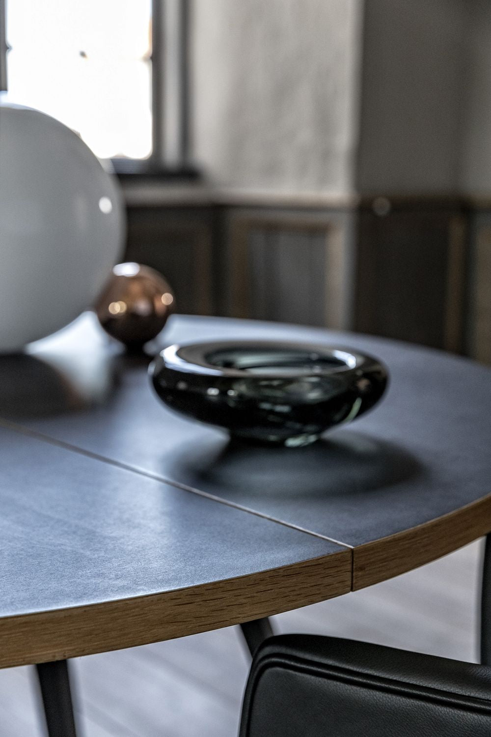 Bent Hansen Primum tabel, bordben i sort pulverlakeret stål/bordplade i sort linoleum