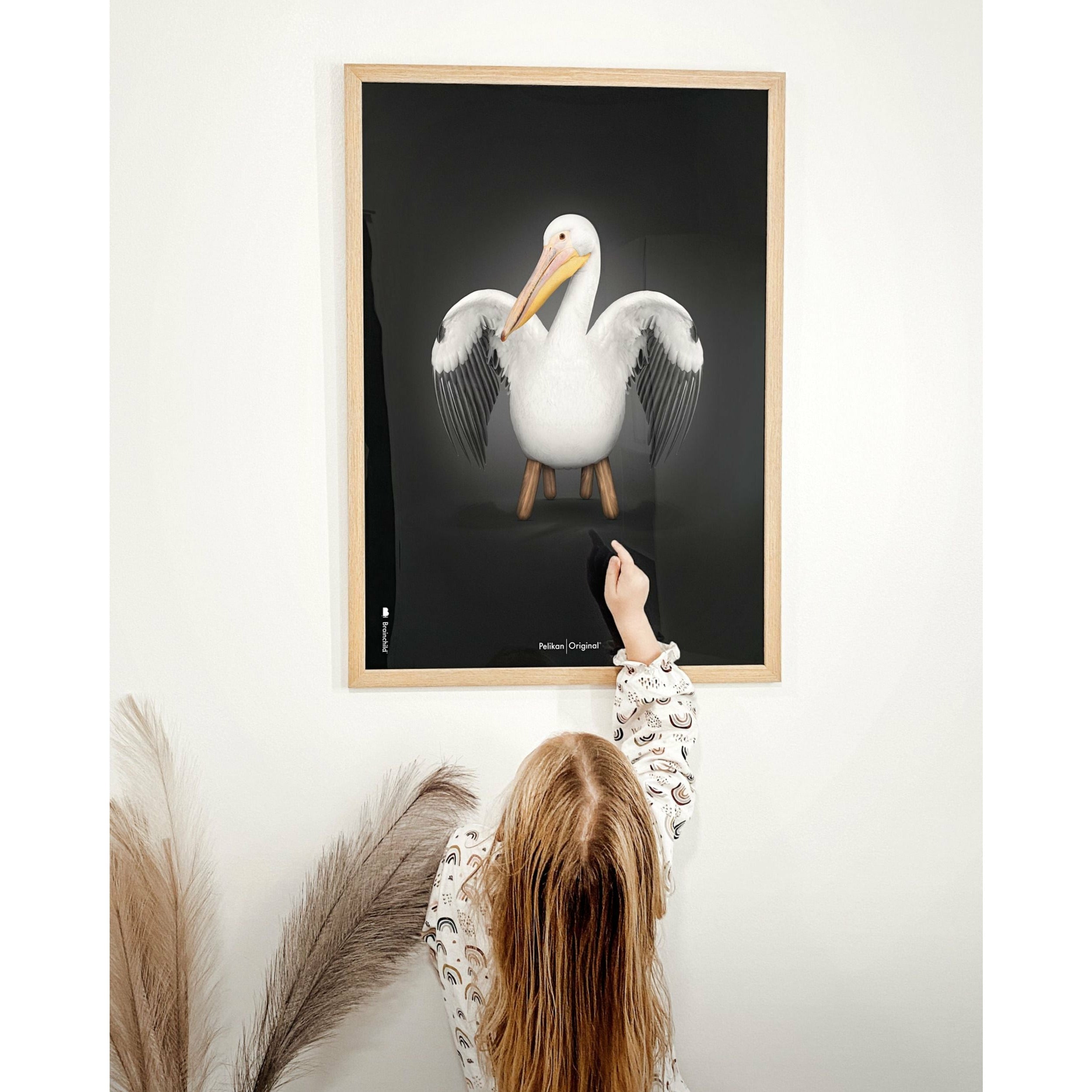 Poster classico di Pelikan da un'idea, cornice in legno chiaro 70x100 cm, sfondo nero