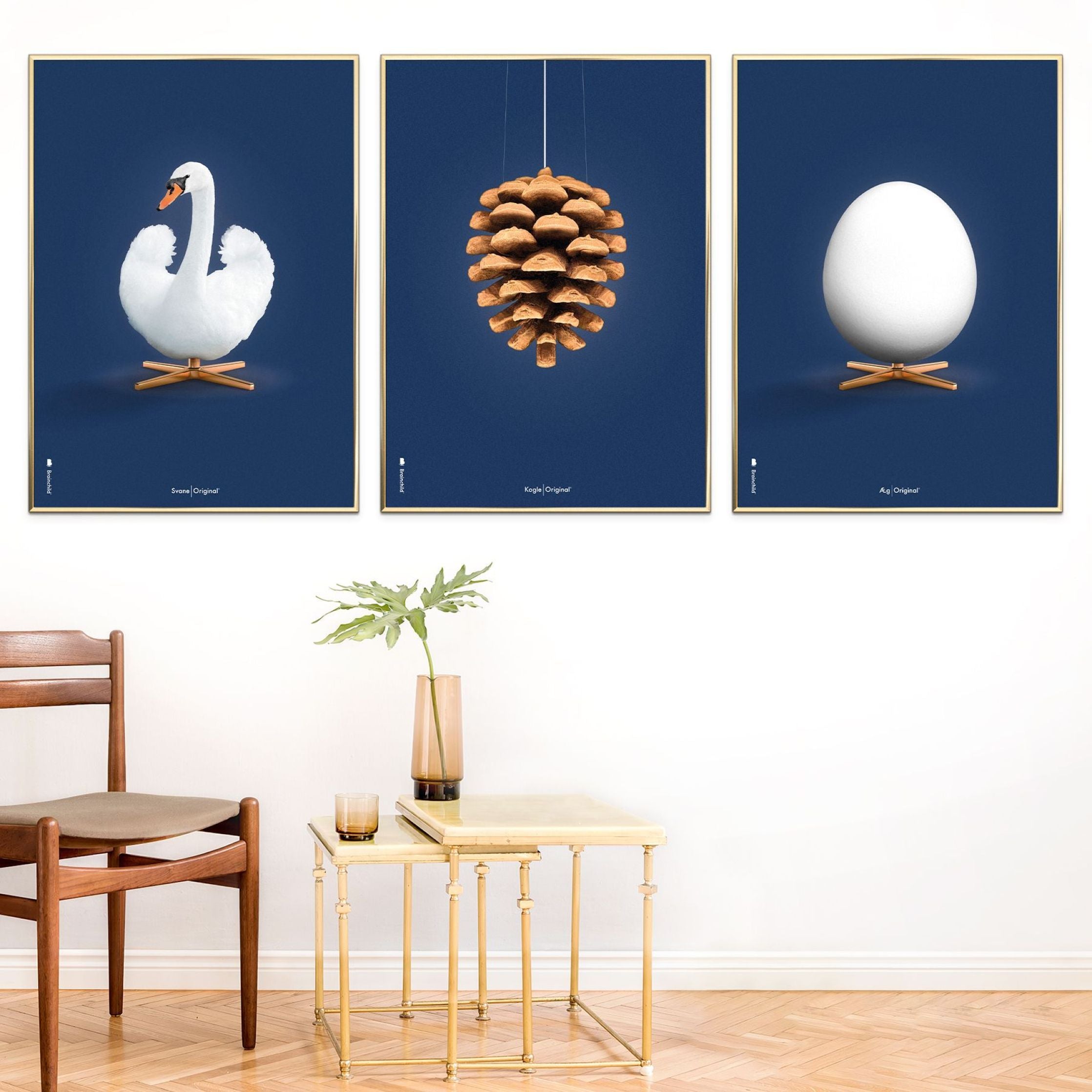 brainchild Swan Classic Poster, frame gemaakt van licht hout 70 x100 cm, donkerblauwe achtergrond