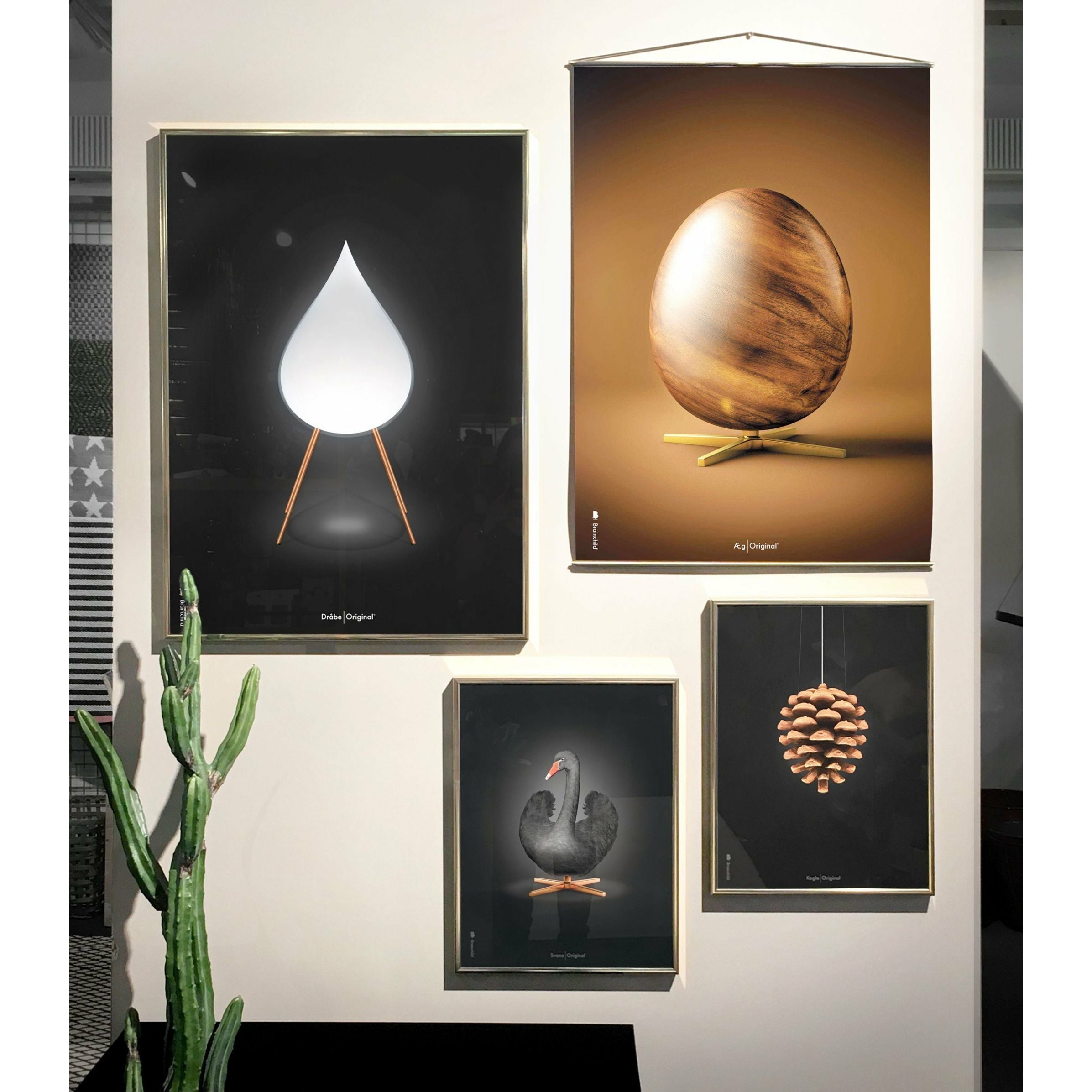 Poster classico di cono di pino da un'idea, cornice color ottone 30x40 cm, sfondo nero