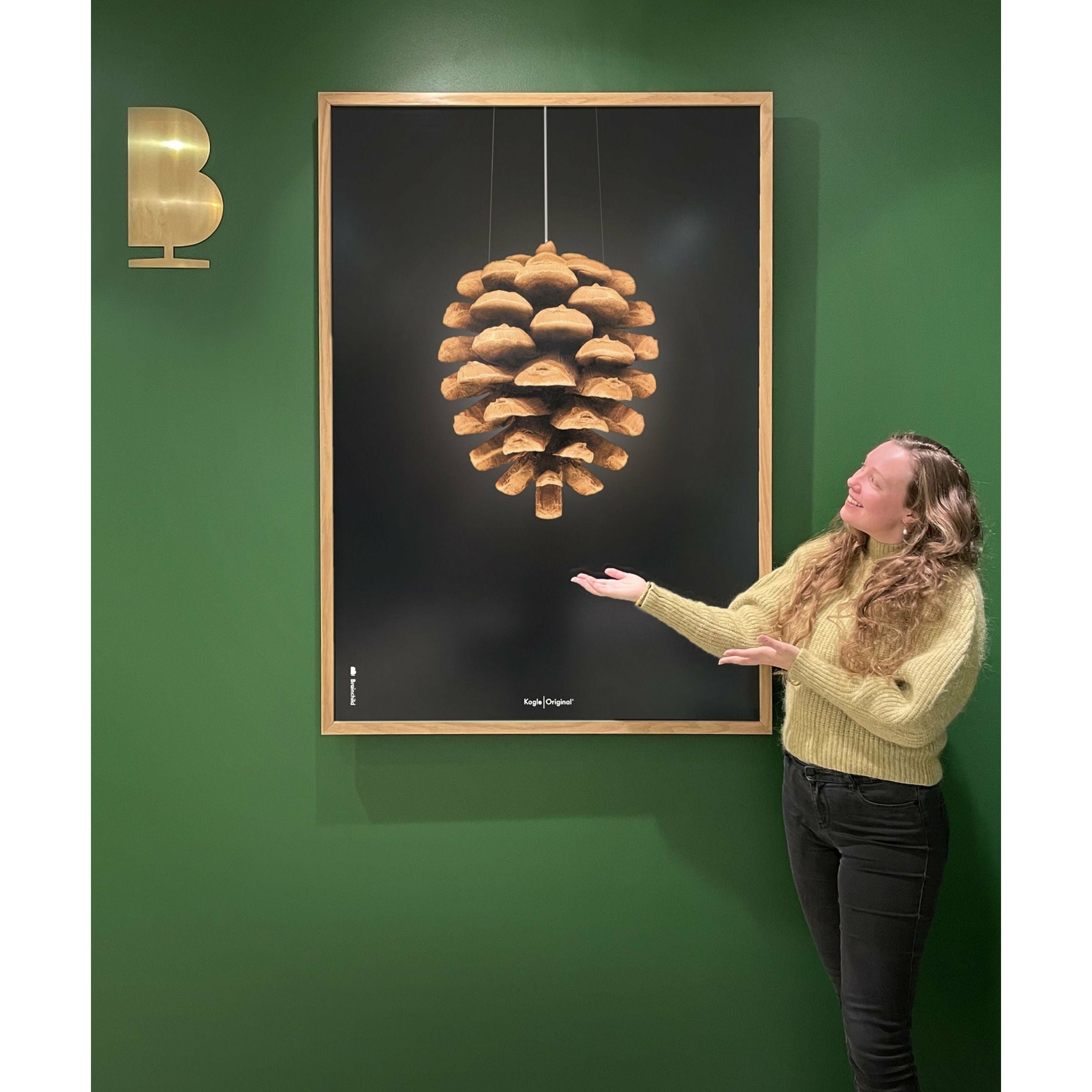 Brainchild Pine Cone Classic Poster, Rahmen aus hellem Holz A5, schwarzer Hintergrund