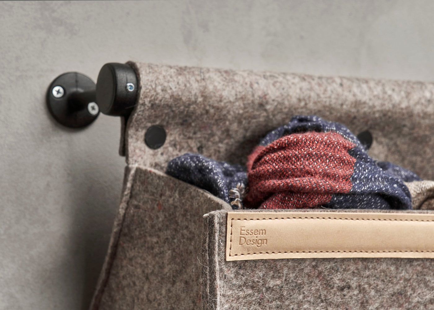ESSEM Diseño Ulrika Compartimento de almacenamiento lana natural, negro