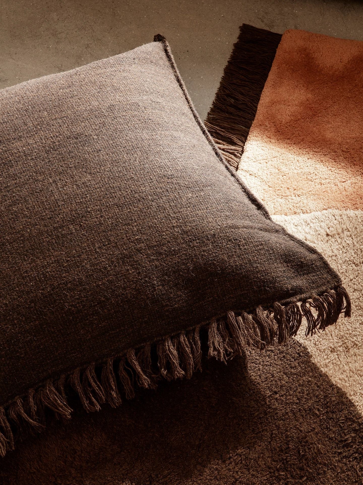 Ferm Living Kelim Fringe Cushion grande y oscuro Melange