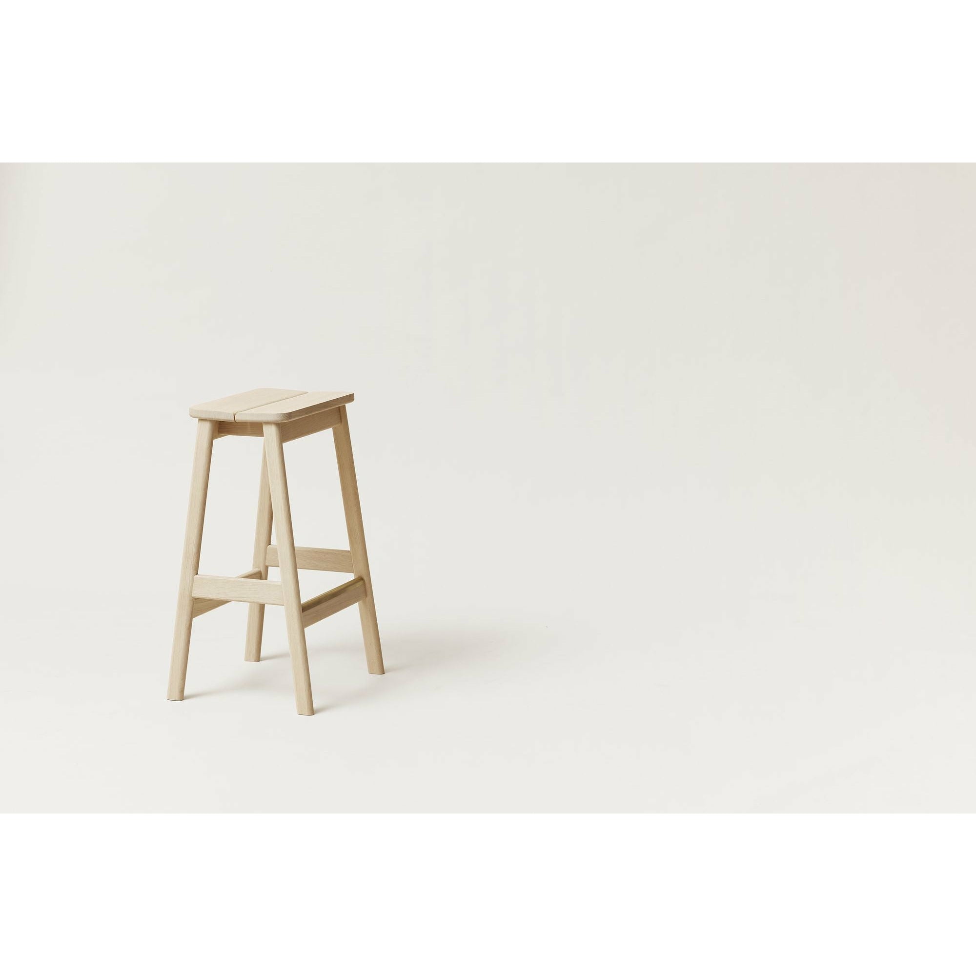 Form&Refine Winkel-Barhocker 65 cm, Weiss-Pigmentierte Eiche