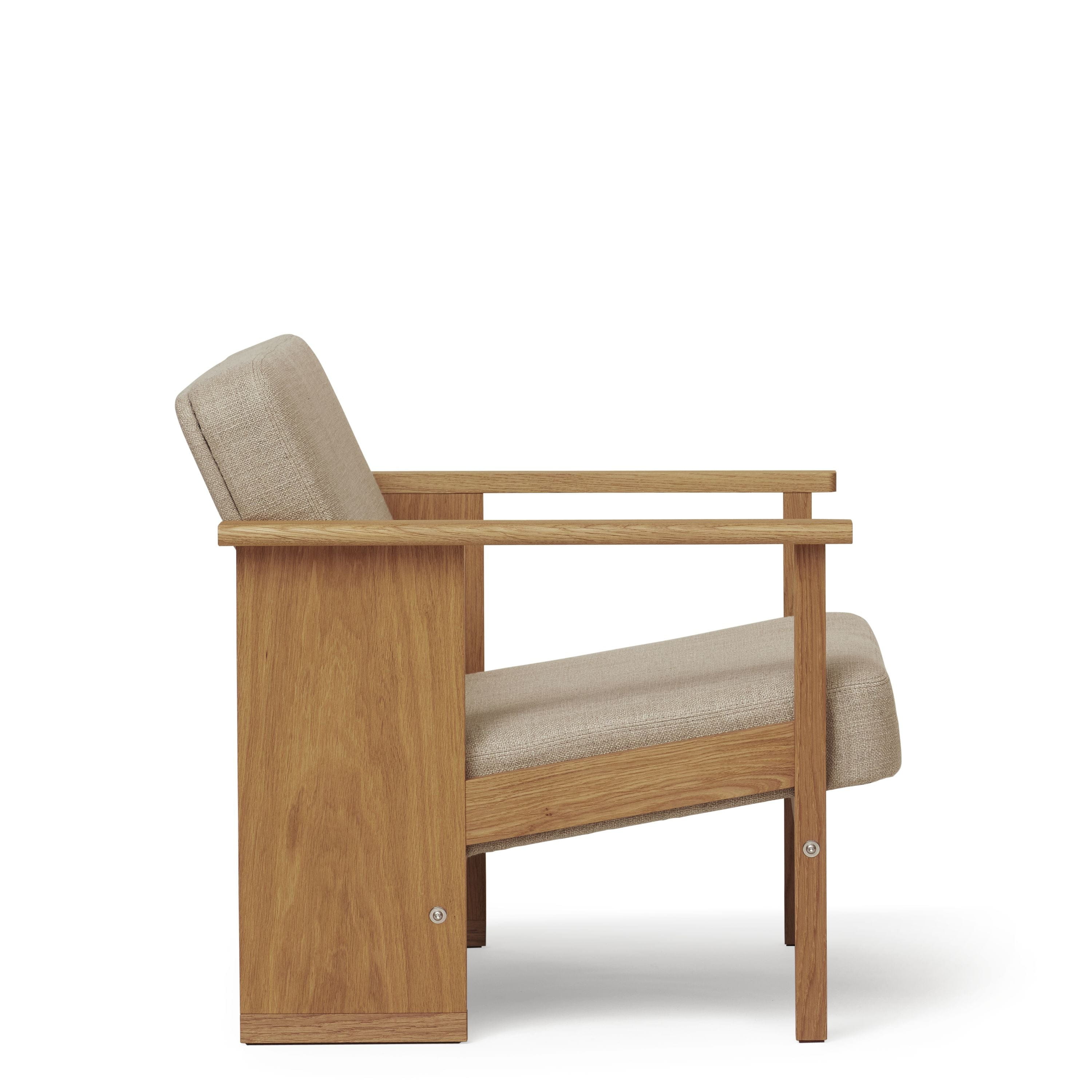 形式和精炼式休息室椅。橡木