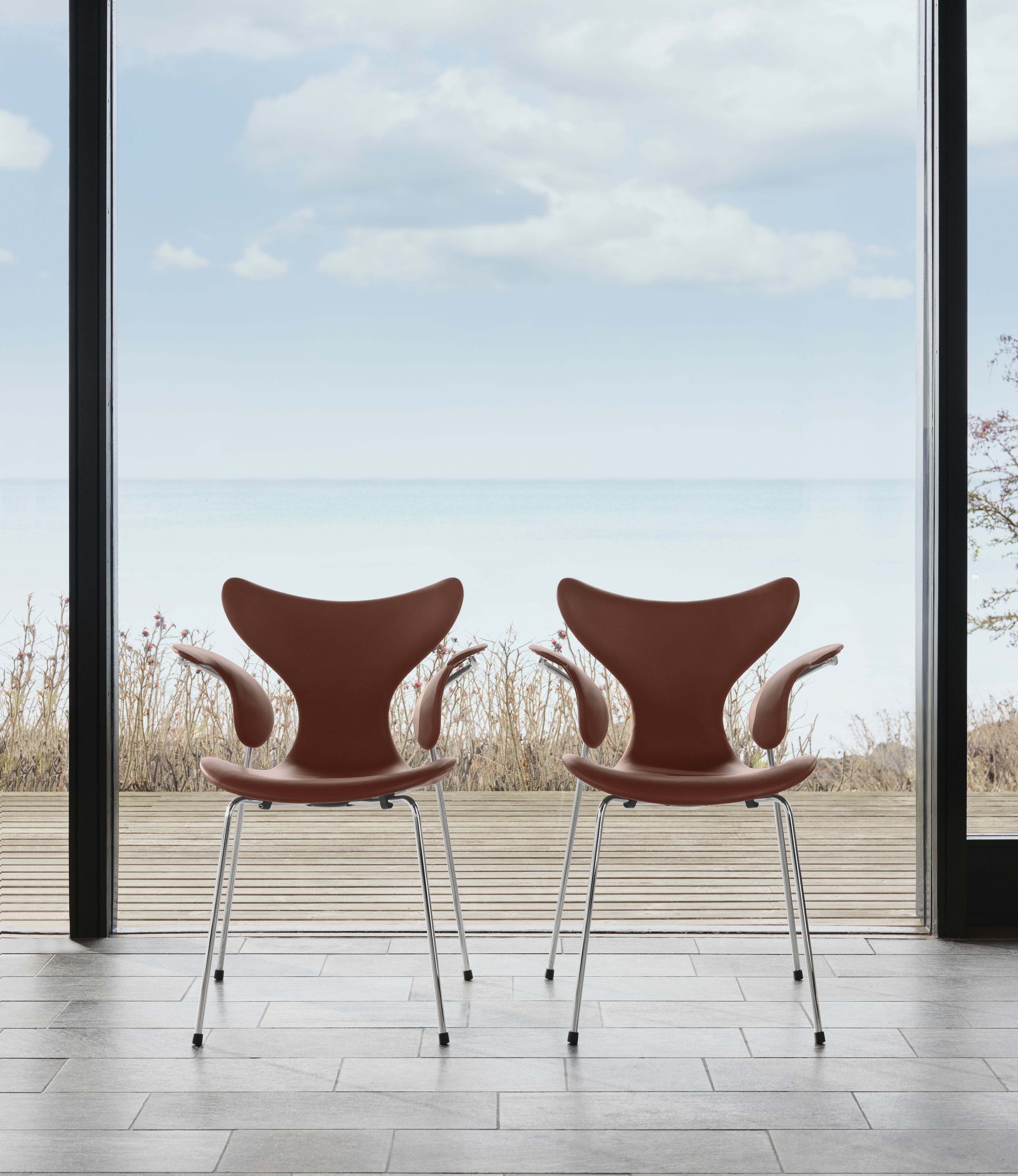 Fritz Hansen Series 7 Polpieair, tappezzeria anteriore con Grace Chestnut Leather Anniversary Collection