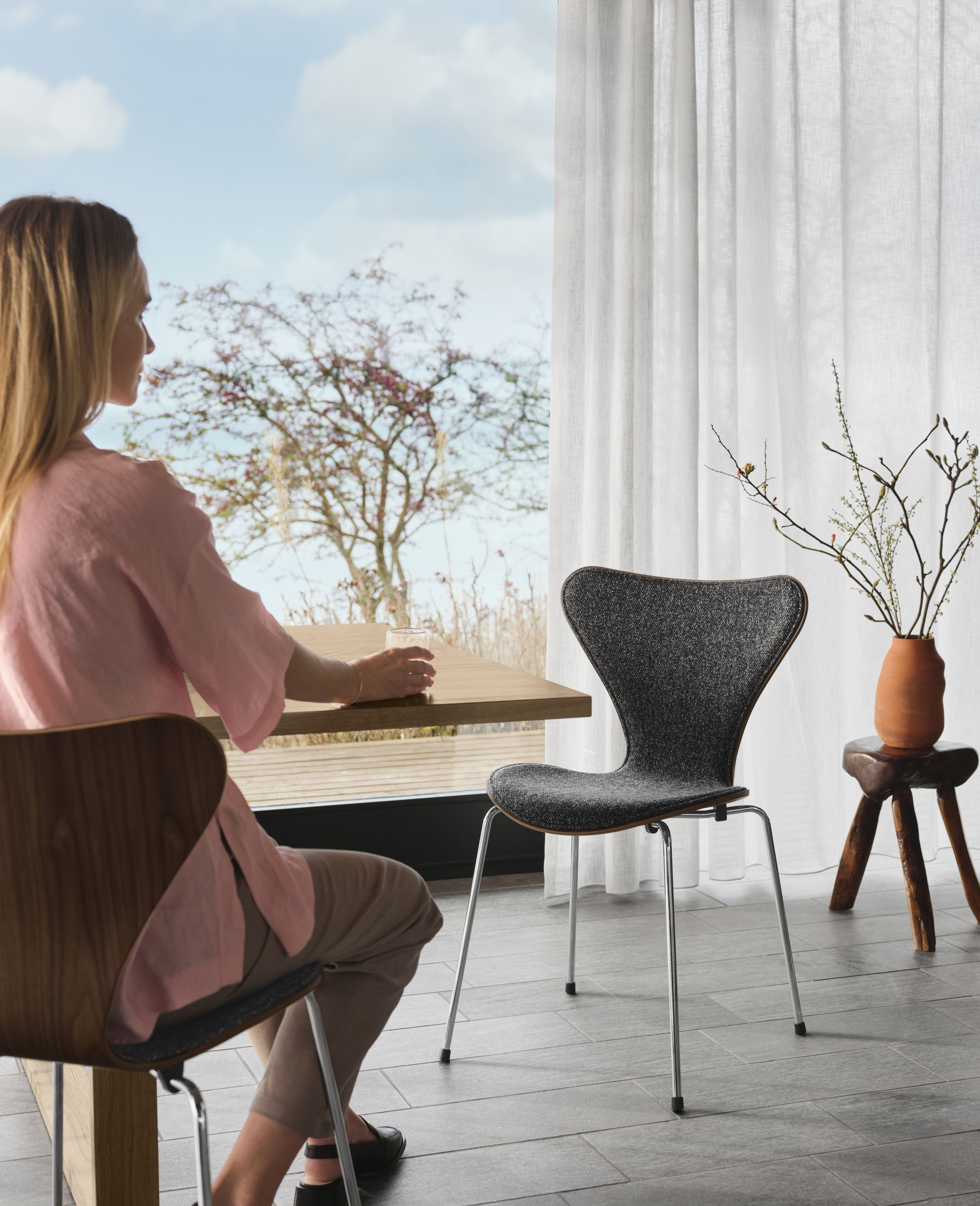 Fritz Hansen Series 7 lenestol, frontpolstring med Vanir Fabric Anniversary Collection