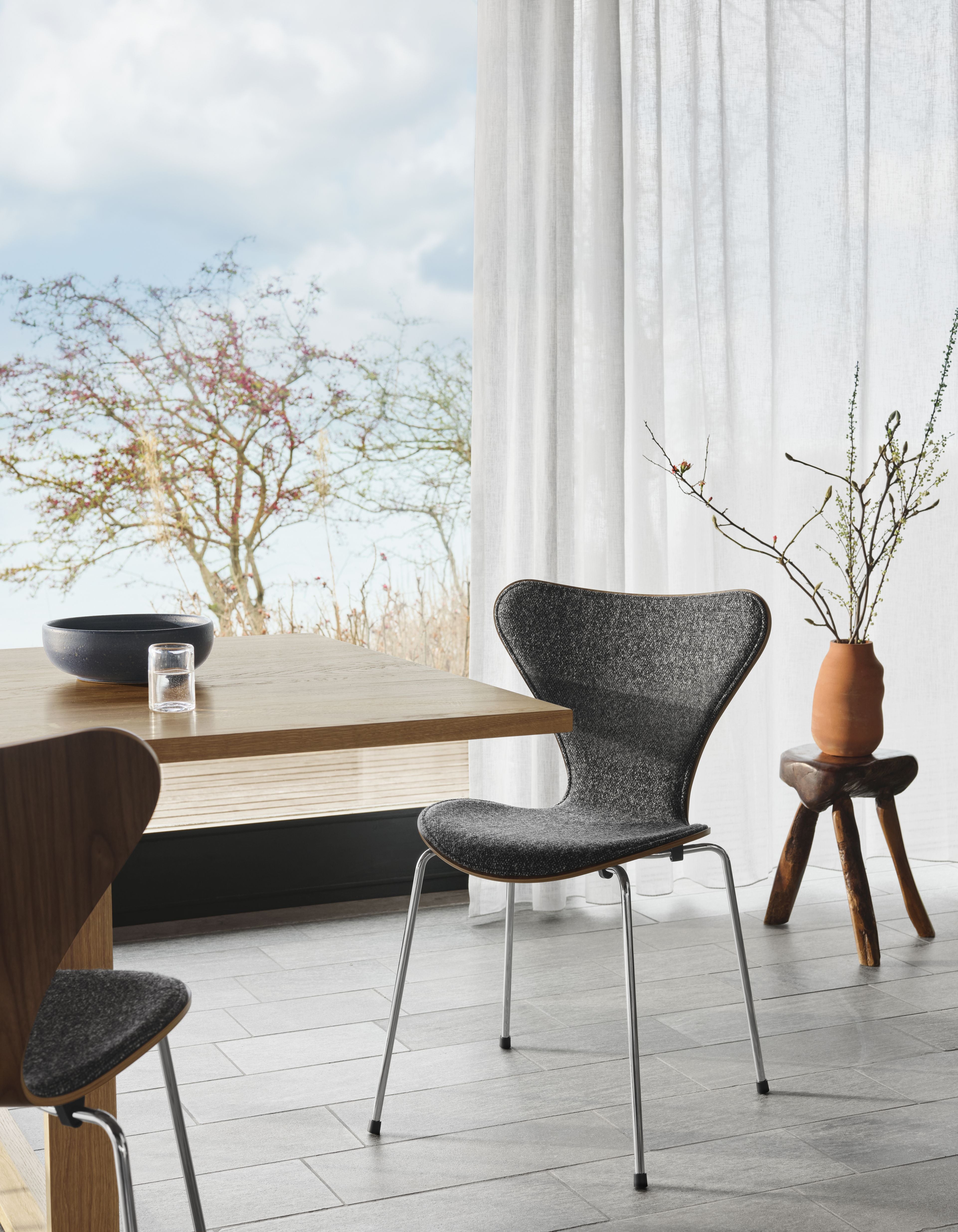 Fritz Hansen Series 7 lenestol, frontpolstring med Vanir Fabric Anniversary Collection