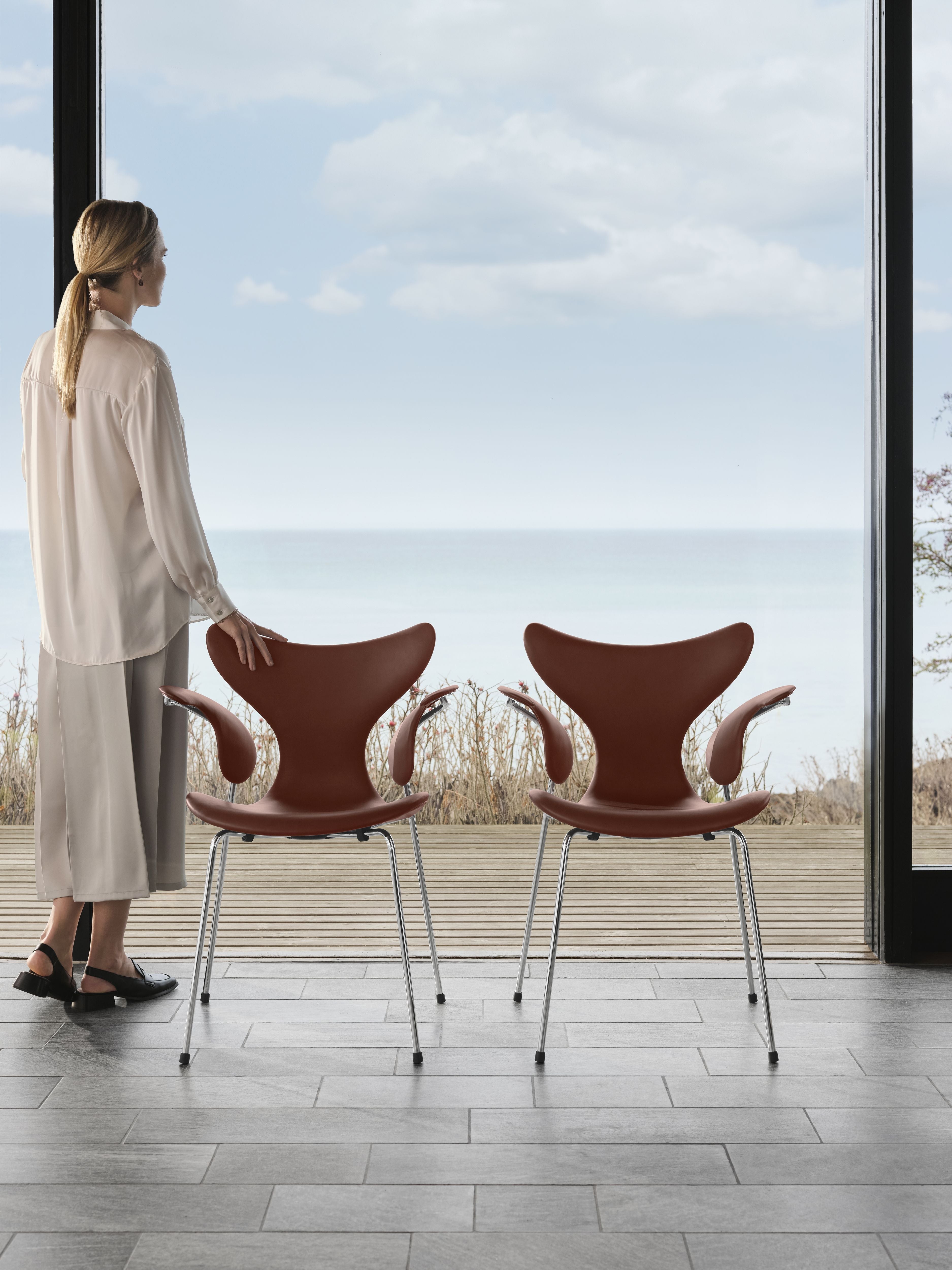 Fritz Hansen De leliemchoel, volledig gestoffeerd met Grace Chestnut Leather Anniversary Collection