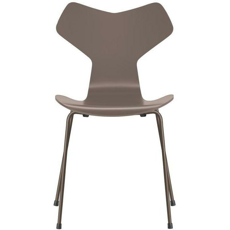 Fritz Hansen Grand Prix silla lacada con cáscara de arcilla profunda, base de bronce marrón