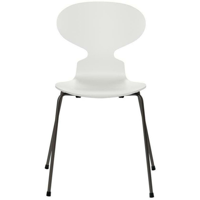 弗里茨·汉森蚂蚁椅漆的白色壳，温暖的石墨底座
