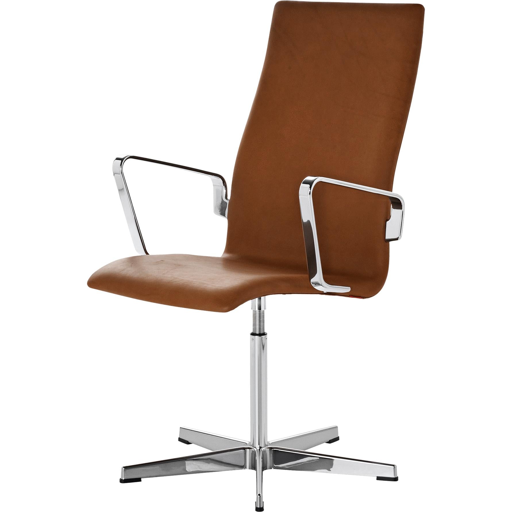 Fritz Hansen Oxford Classic Swivel fåtölj läder mitt ryggstöd, Grace Walnut