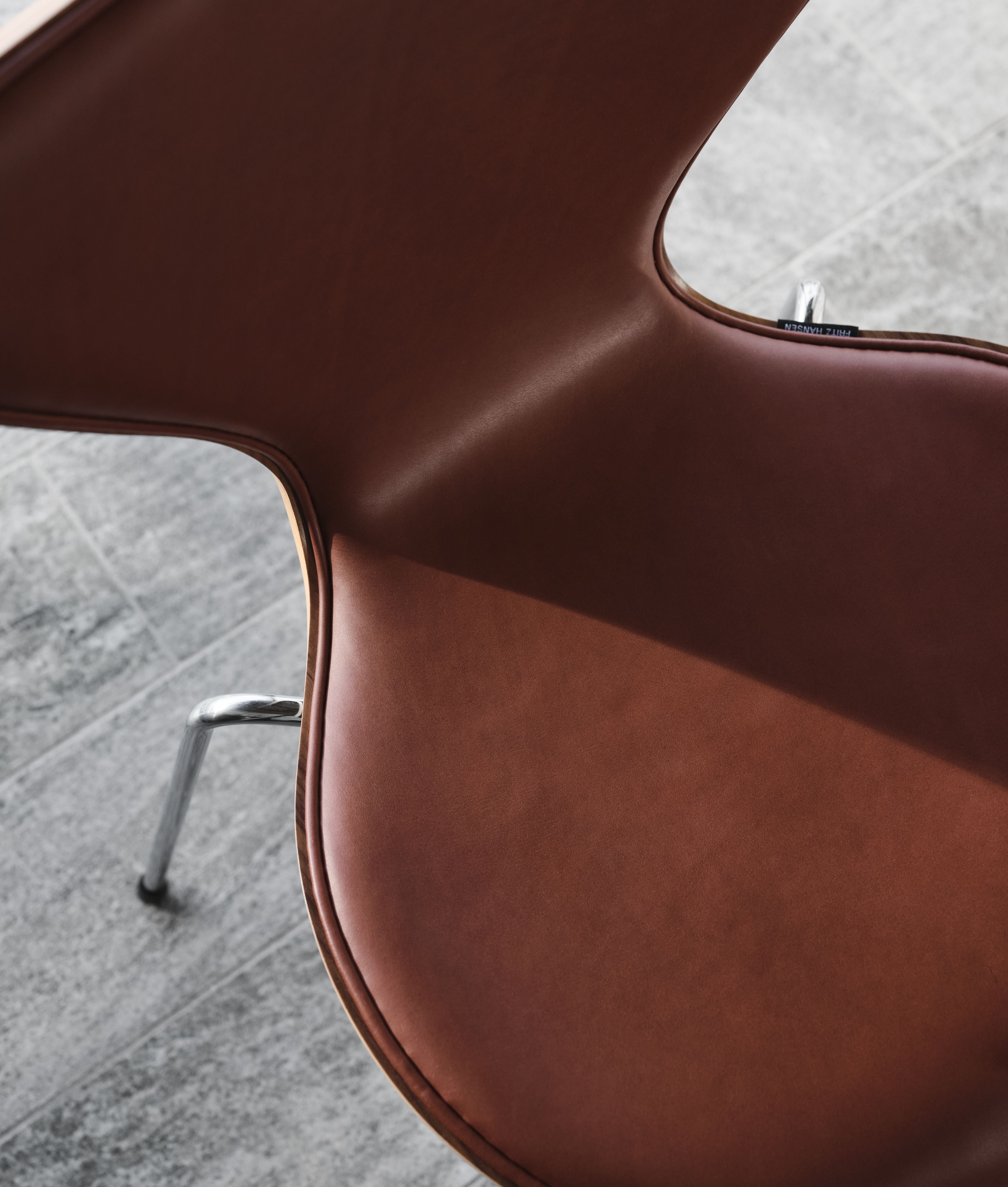 Fritz Hansen Series 7 lenestol, frontpolstring med Grace Chestnut Leather Jubileumsamling