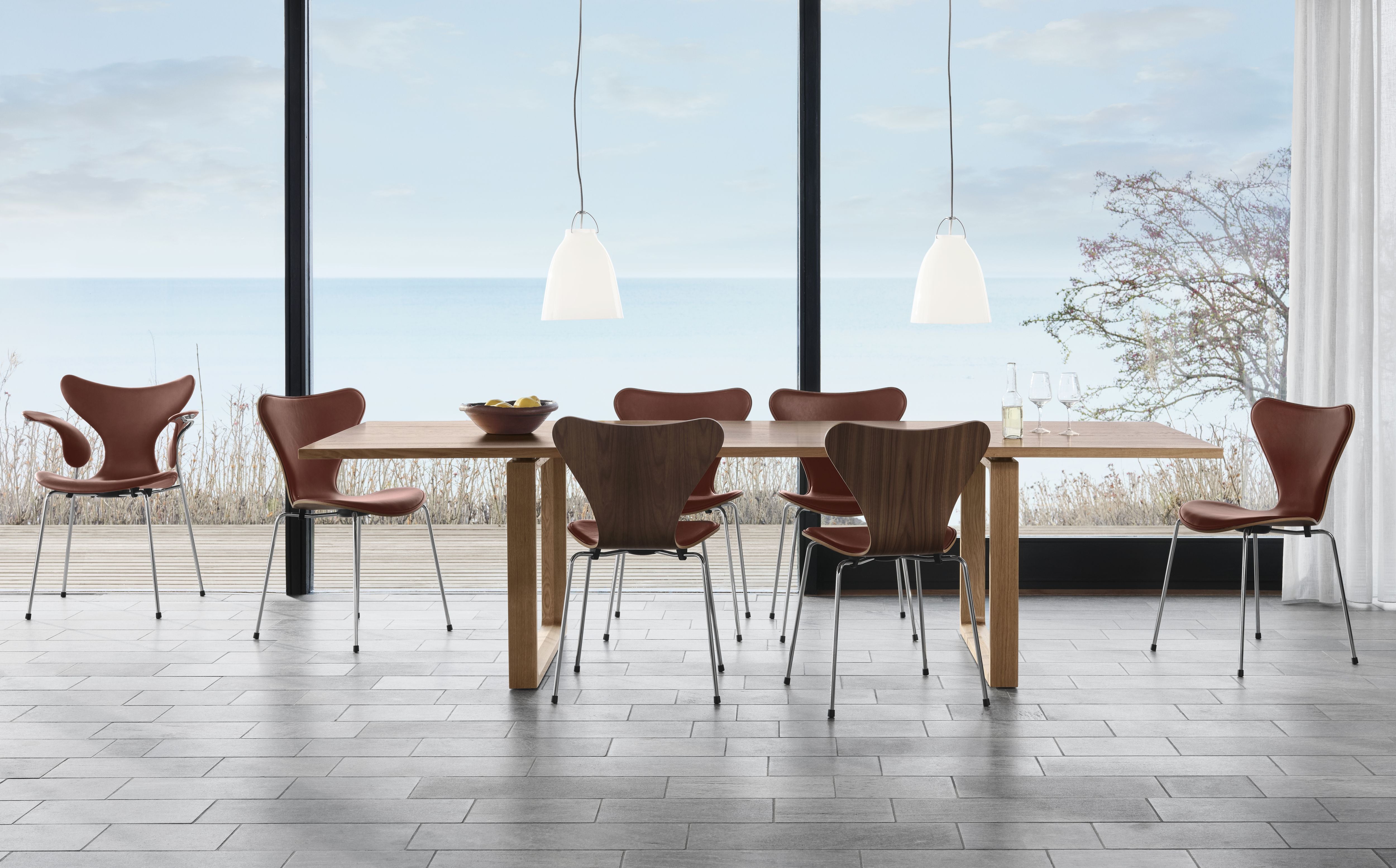 Fritz Hansen Serie 7 fauteuil, voorste bekleding met Grace Chestnut lederen jubileumcollectie