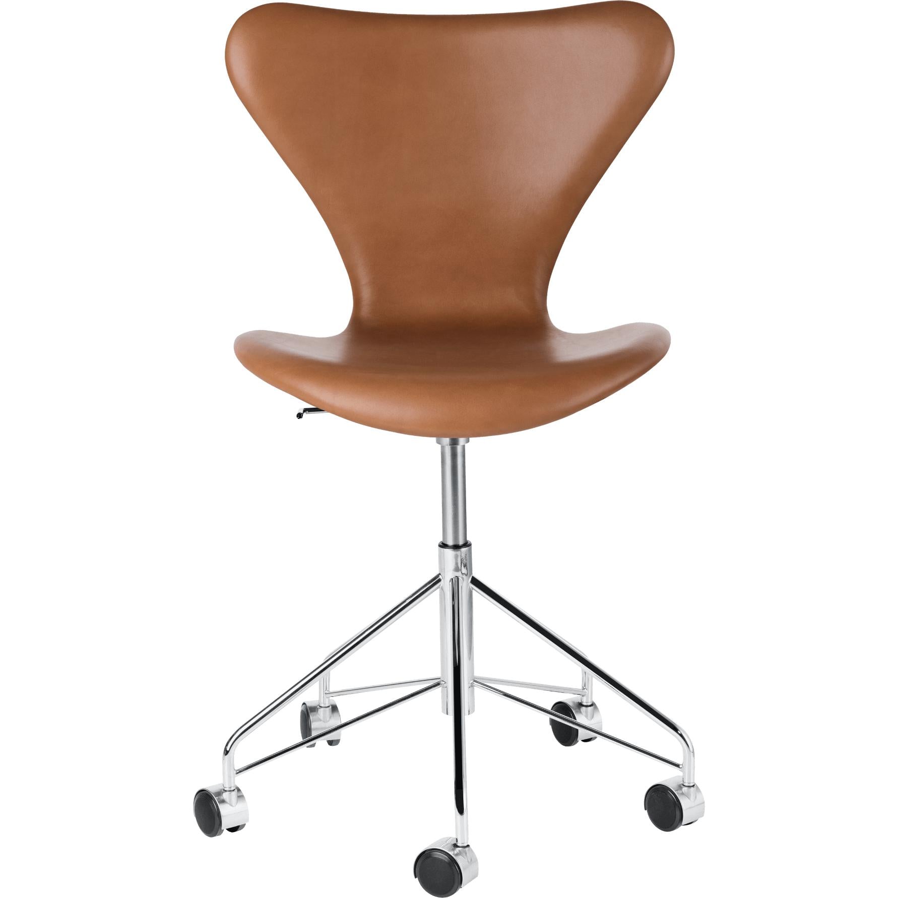 Fritz Hansen Serie 7 Stuhl Drehstuhl Vollpolsterung Leder Grace, Nussbaum