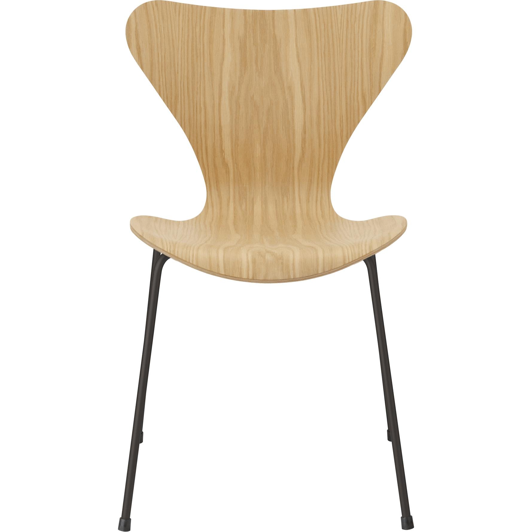 Fritz Hansen Series 7 sedia impiallacciata in quercia, base di grafite calda