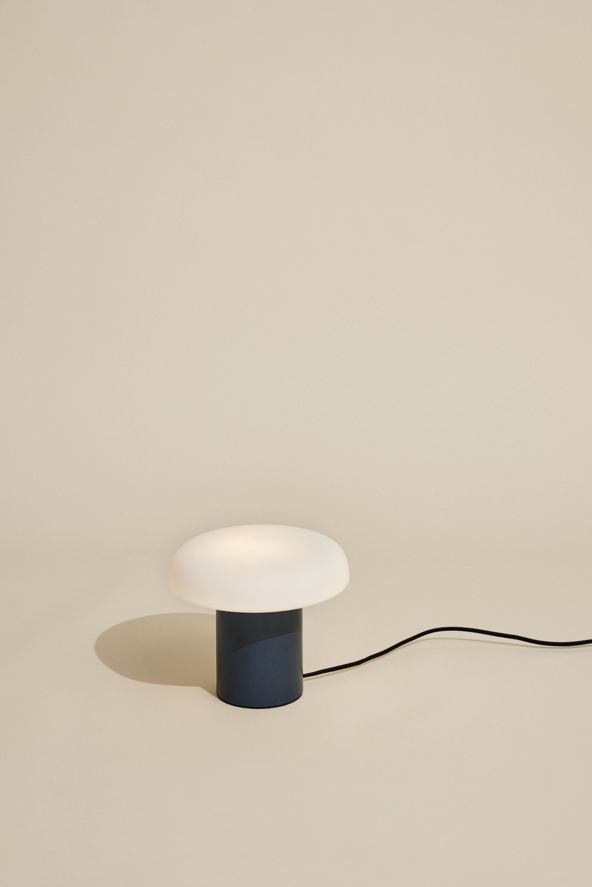 Lámpara de mesa de Hübsch Ateliers, azul oscuro