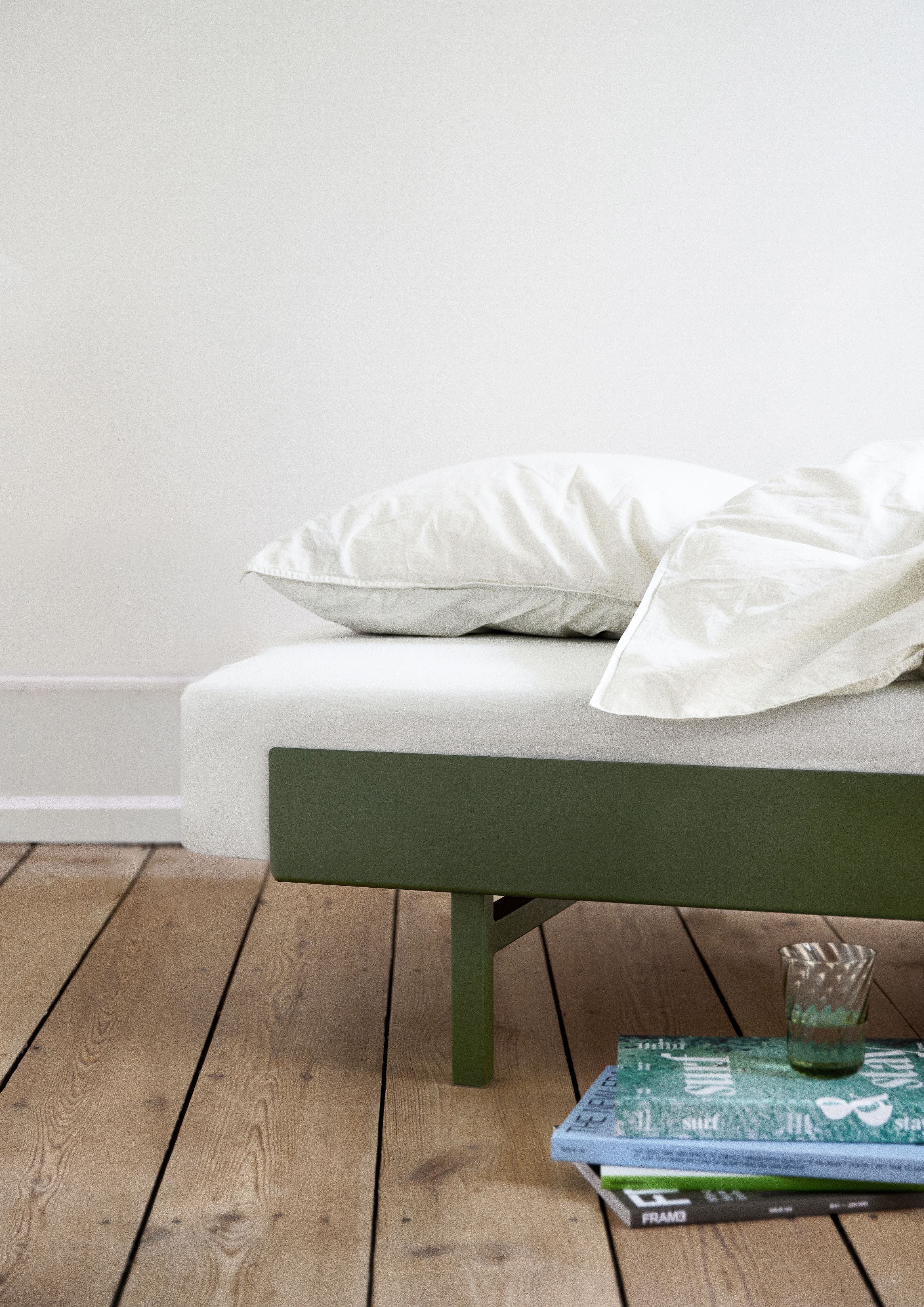 Cama moebe con 1 mesa de noche de 90 cm, pino verde