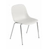 Muuto Fiber sidestol lavet af genanvendt plast en base, naturlig hvid/krom