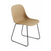 Muuto Fiber Side Chair aus recyceltem Kunststoff mit Kufengestell, ocker/schwarz