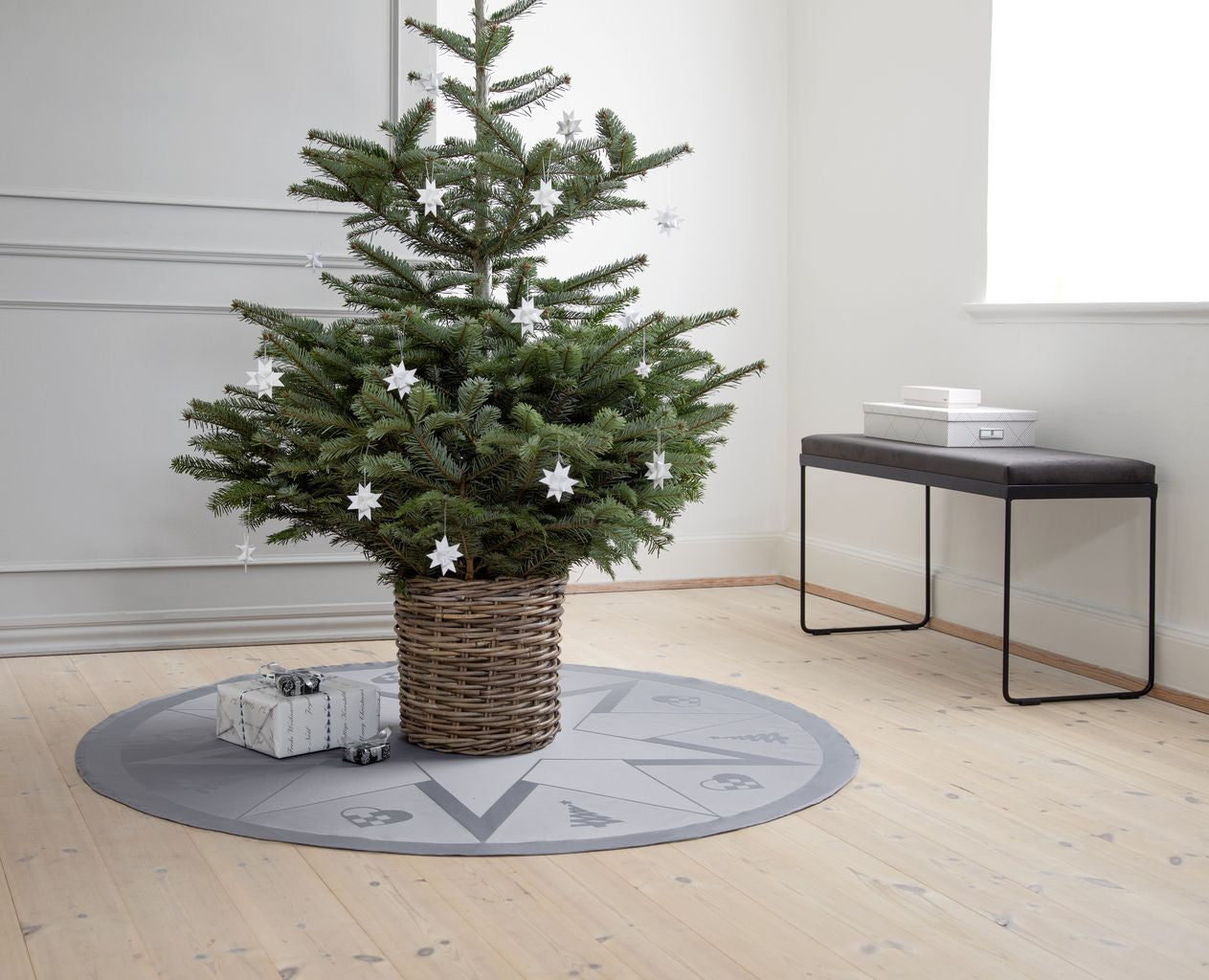 NovoForm设计明星圣诞地毯，冬季灰色