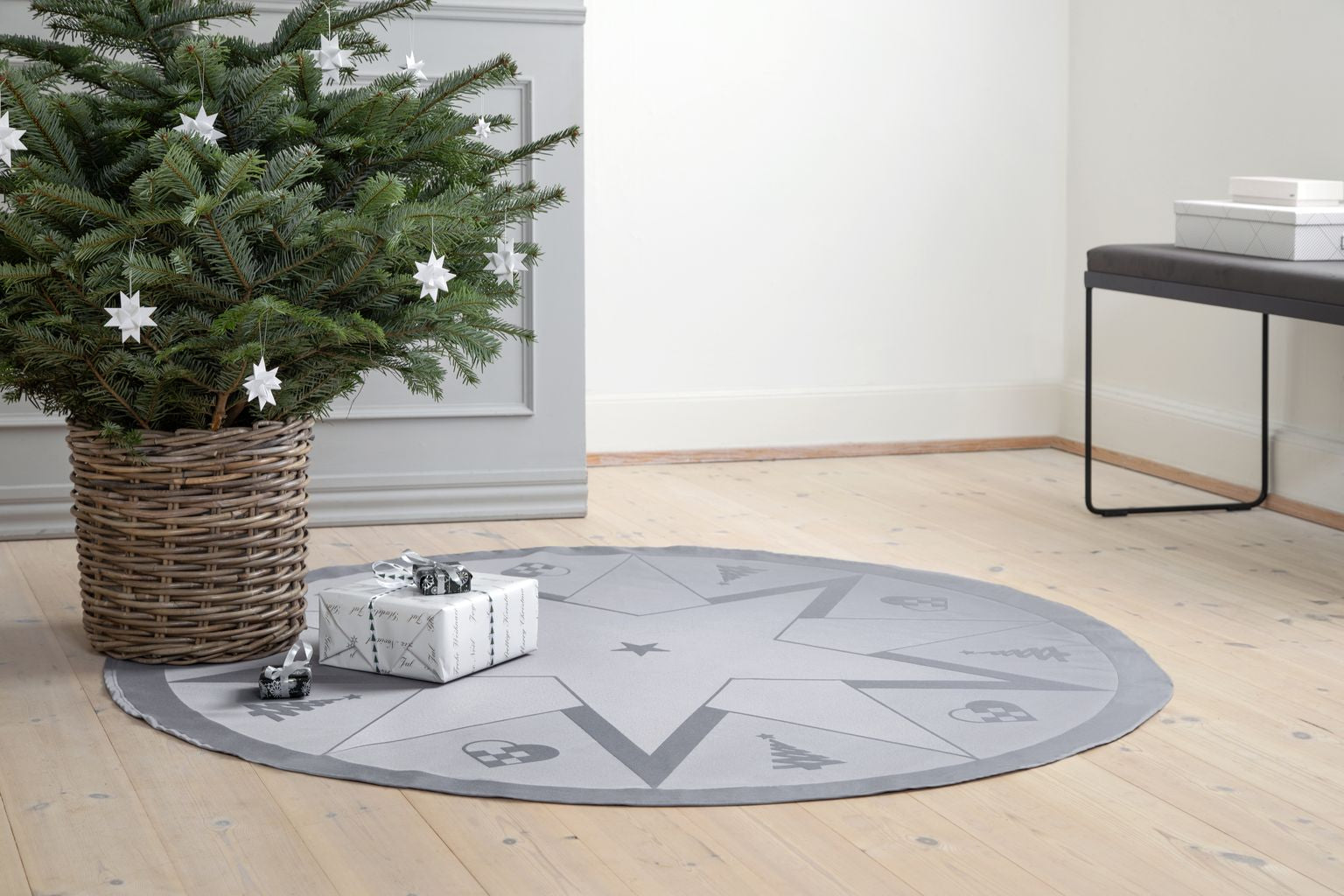NovoForm设计明星圣诞地毯，冬季灰色