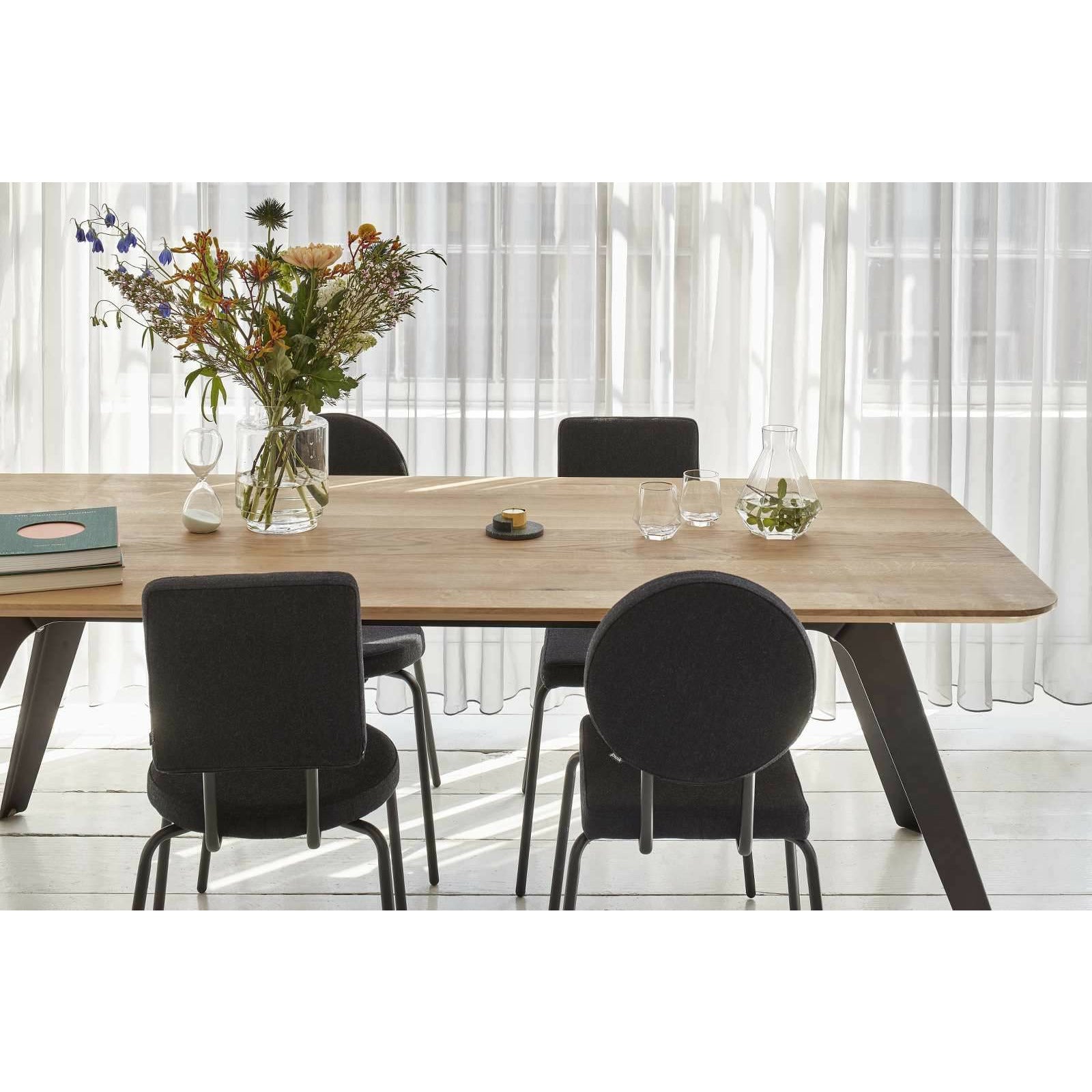 puik褶皱餐桌200x95cm，黑色 /自然