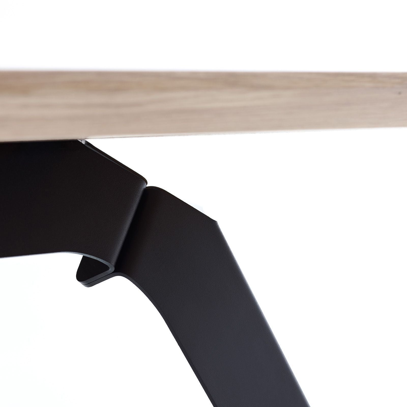 puik褶皱餐桌240x100cm，黑色 /天然