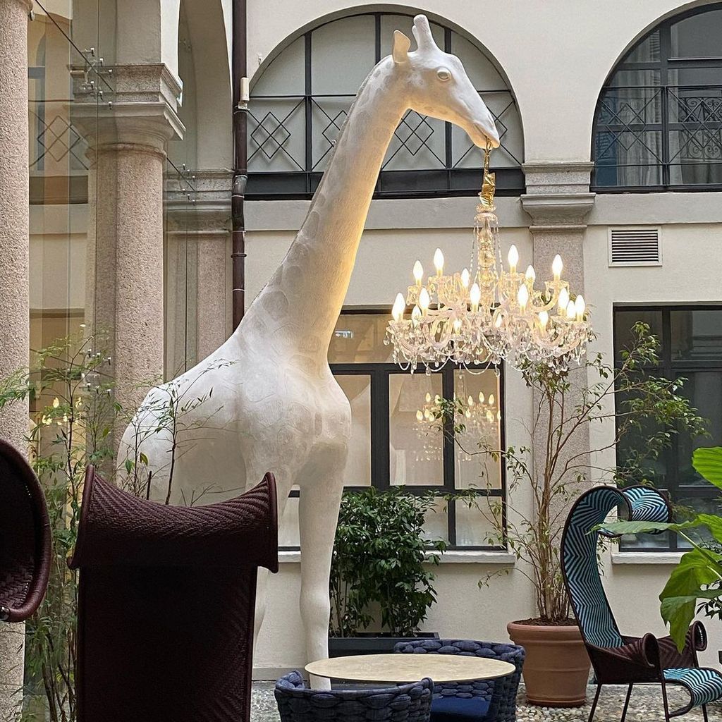 Qeeboo giraffe i kjærlighet utendørs gulvlampe h 4m, hvit