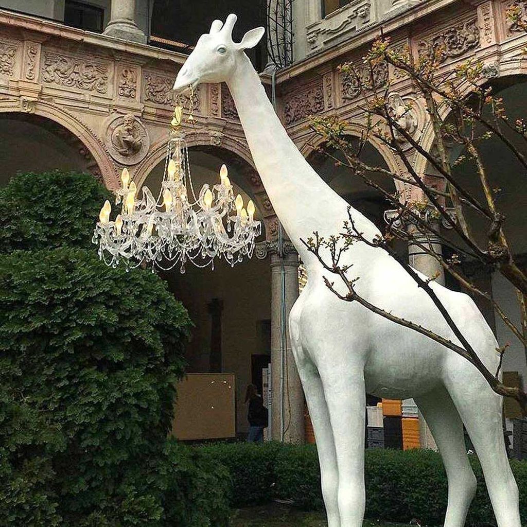 Jeeboo jirafa enamorada lámpara de pie al aire libre h 4m, blanco