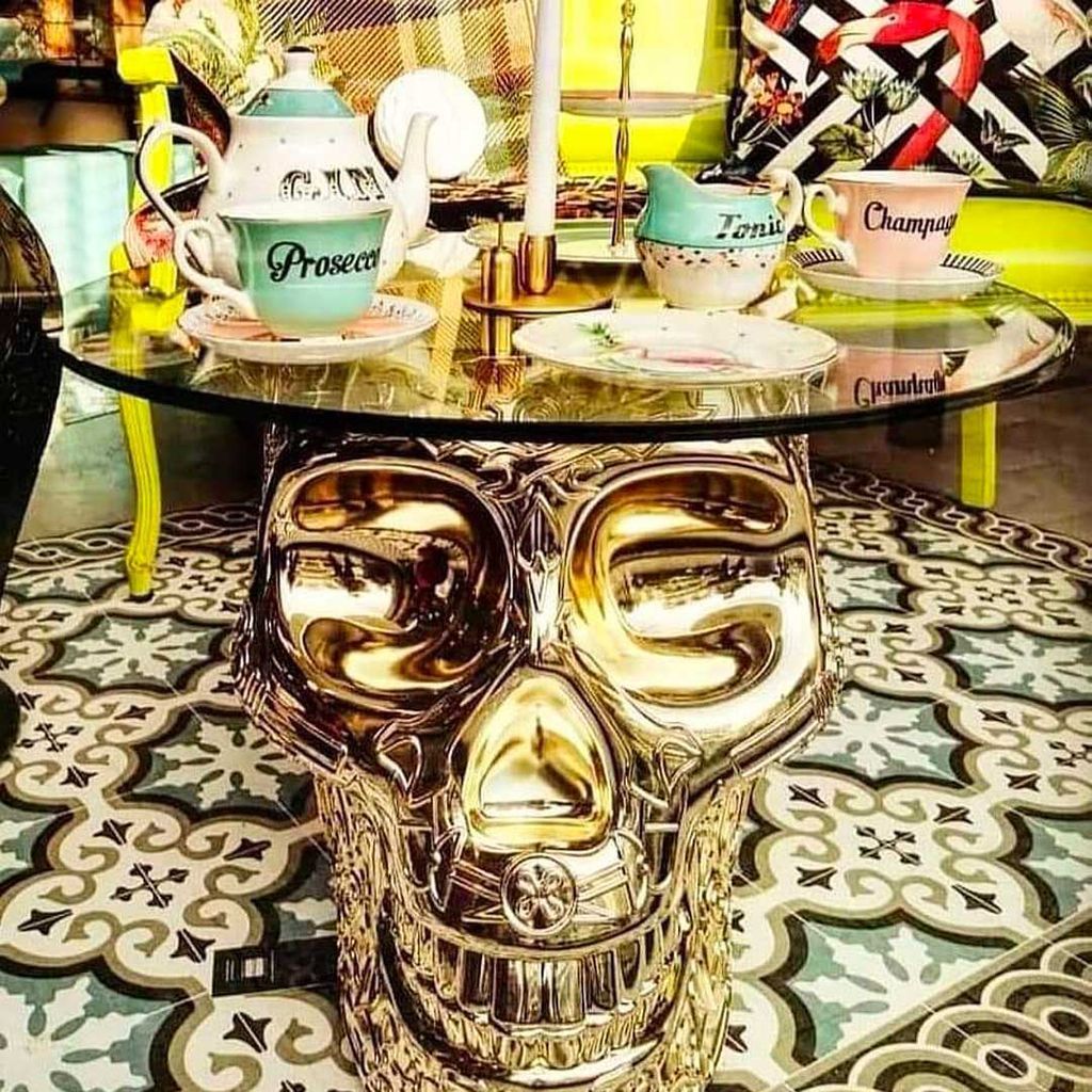 Qeeboo墨西哥椅子/边桌金属饰面，金色