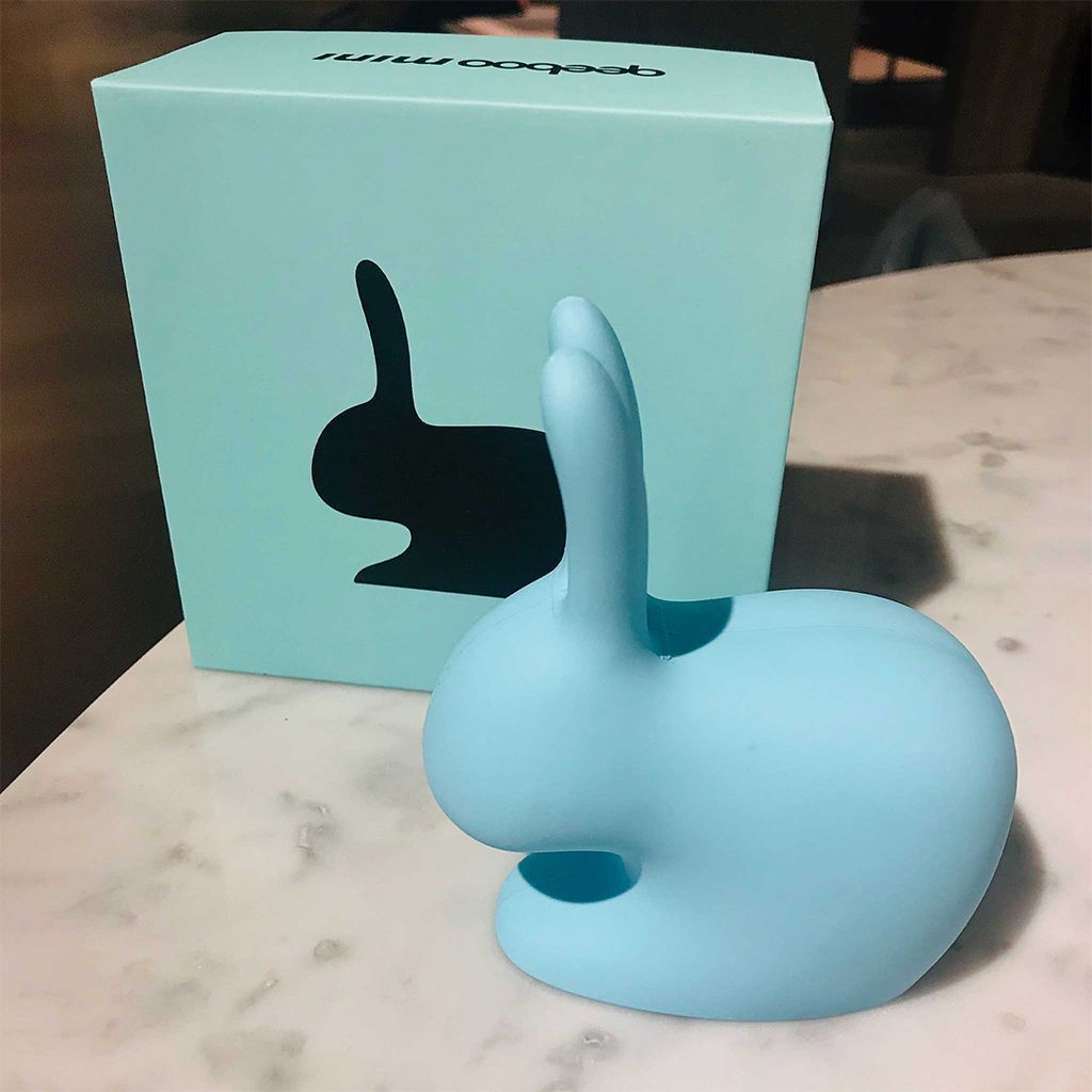 Caricatore portatile Mini di coniglio Qeeboo, blu