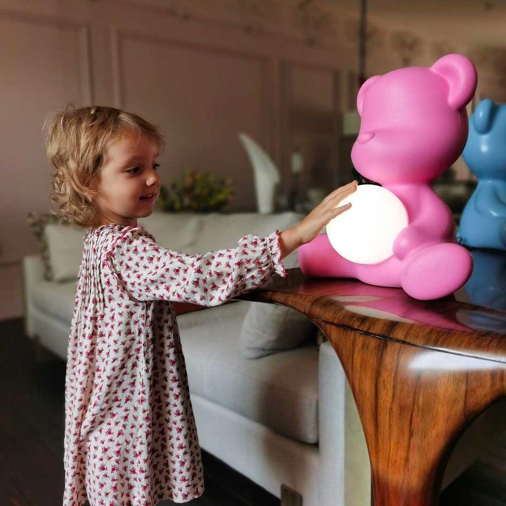 Qeeboo Teddy Girl LED laddningsbar bordslampa, Fuxia