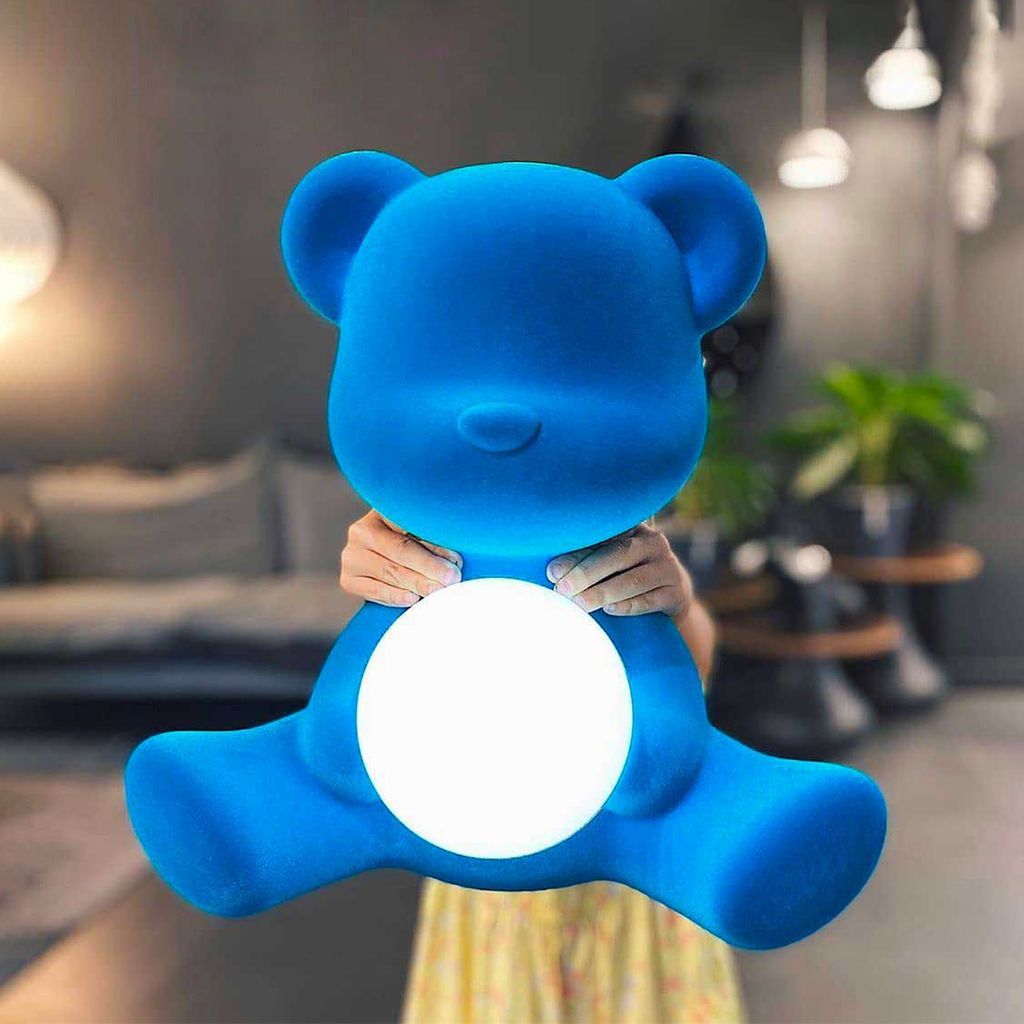 Qeeboo Teddy Girl Led Rechargeable borðlampa flauel áferð, appelsínugult