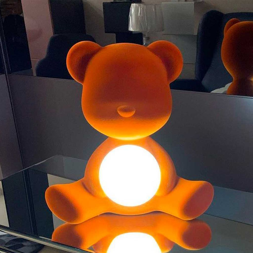 Qeeboo Teddy Girl LED Ladattava pöytävalaistus Velvet Finish, Oranssi