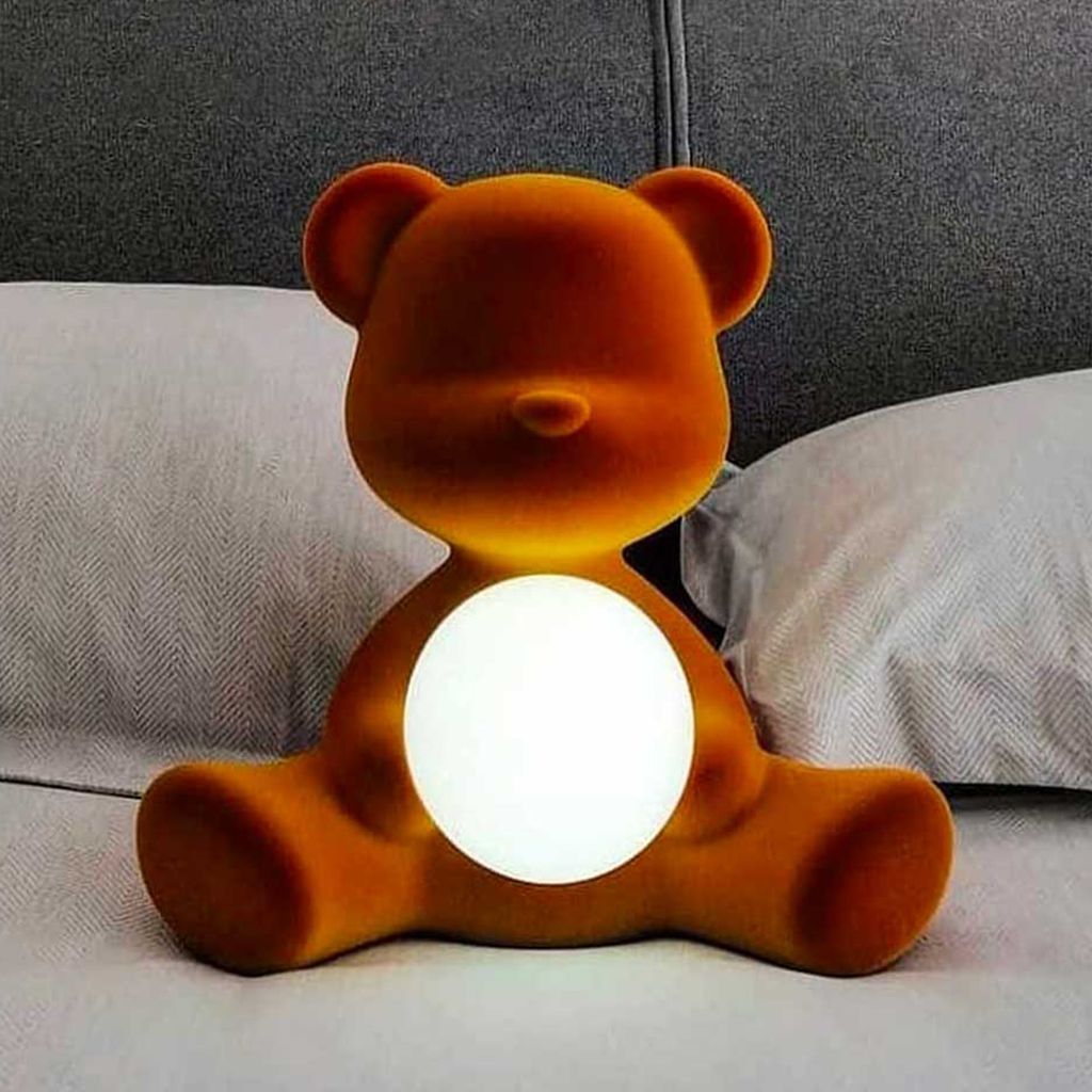 Qeeboo Teddy Girl Led Rechargeable borðlampa flauel áferð, appelsínugult