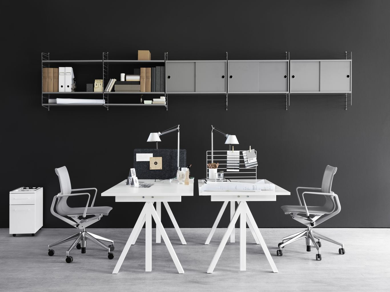 String Furniture Saitensystem Seitenplattenwand montiert 30x75 cm, grau